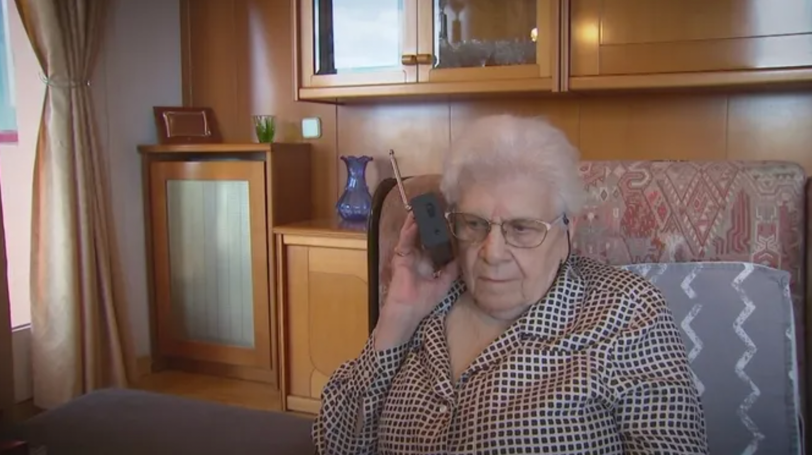 La Carme, a casa seva escoltant Catalunya MúsIca FOTO 324