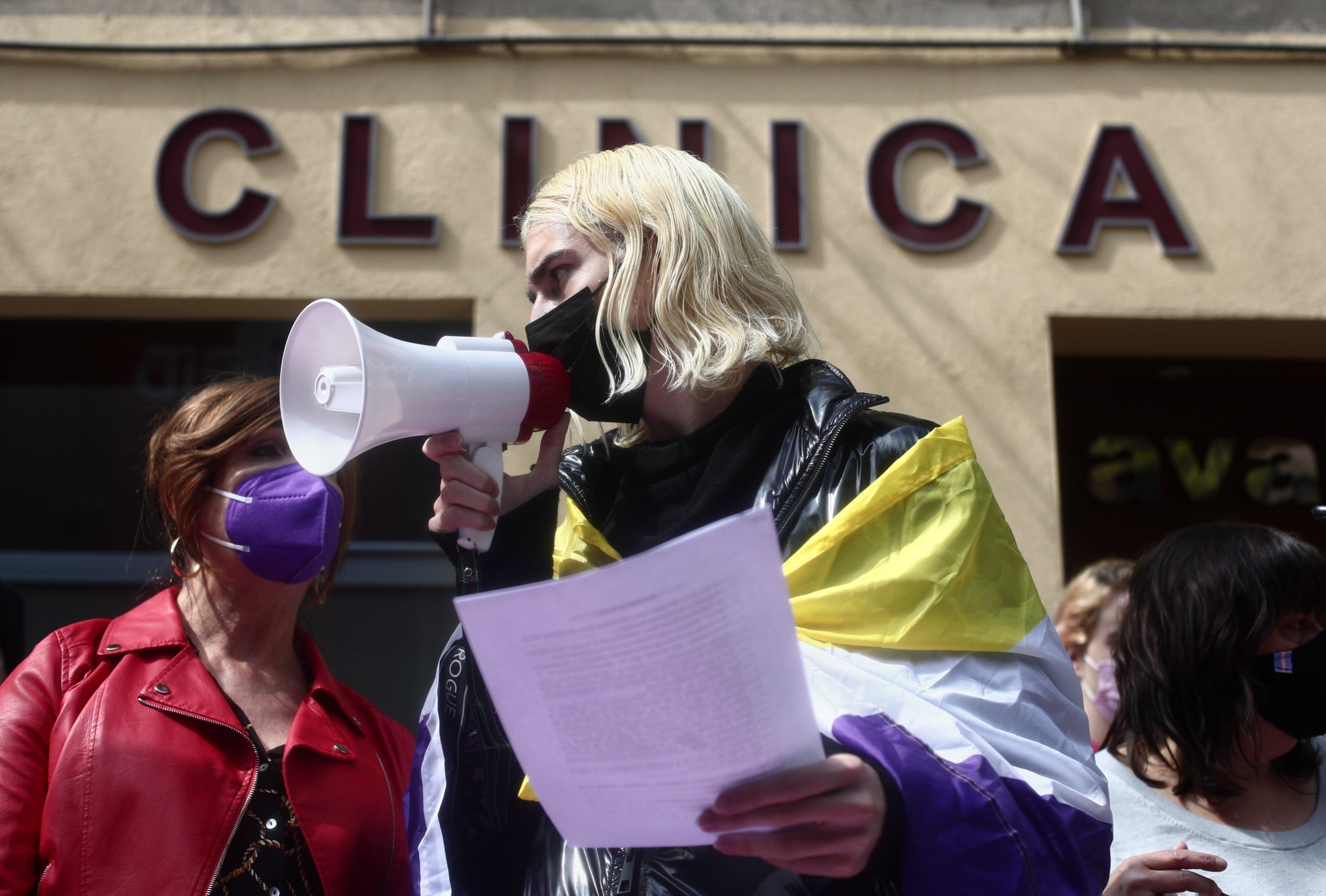 Una persona amb la bandera del col·lectiu no binari / Eduardo Parra / Europa Press