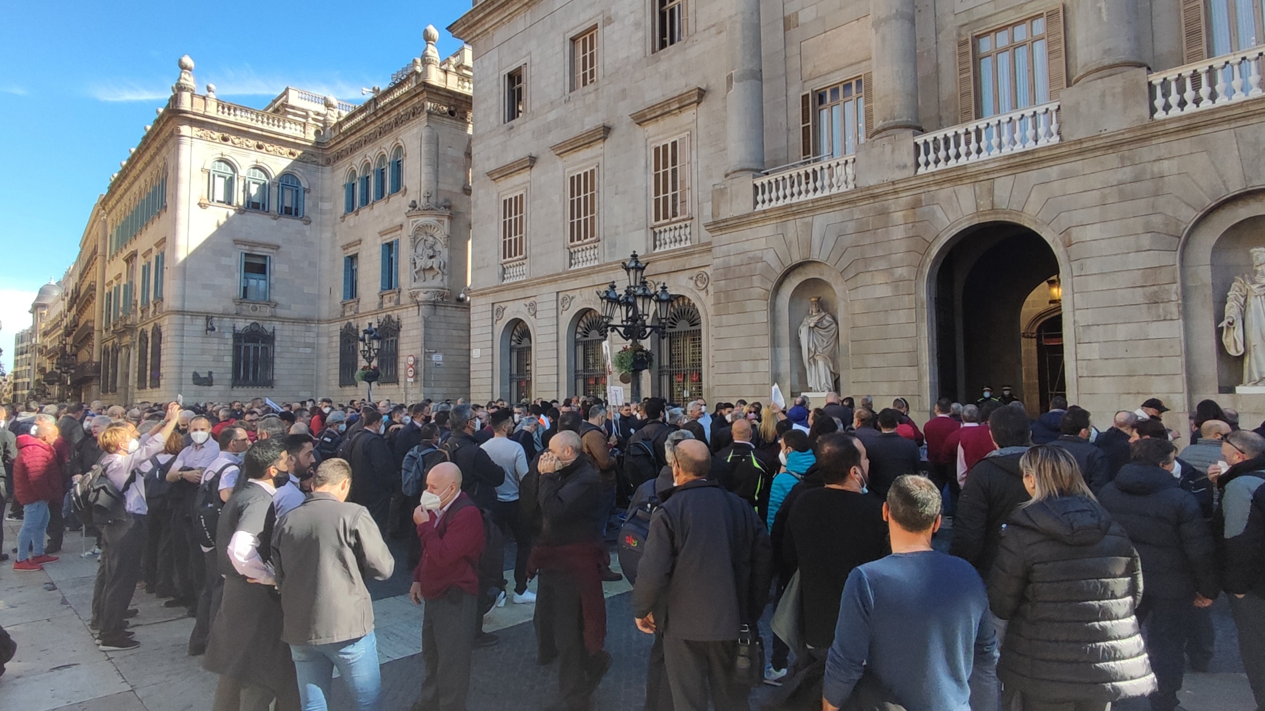 Concentració de treballadors dels busos de TMB a la plaça de Sant Jaume / Europa Press