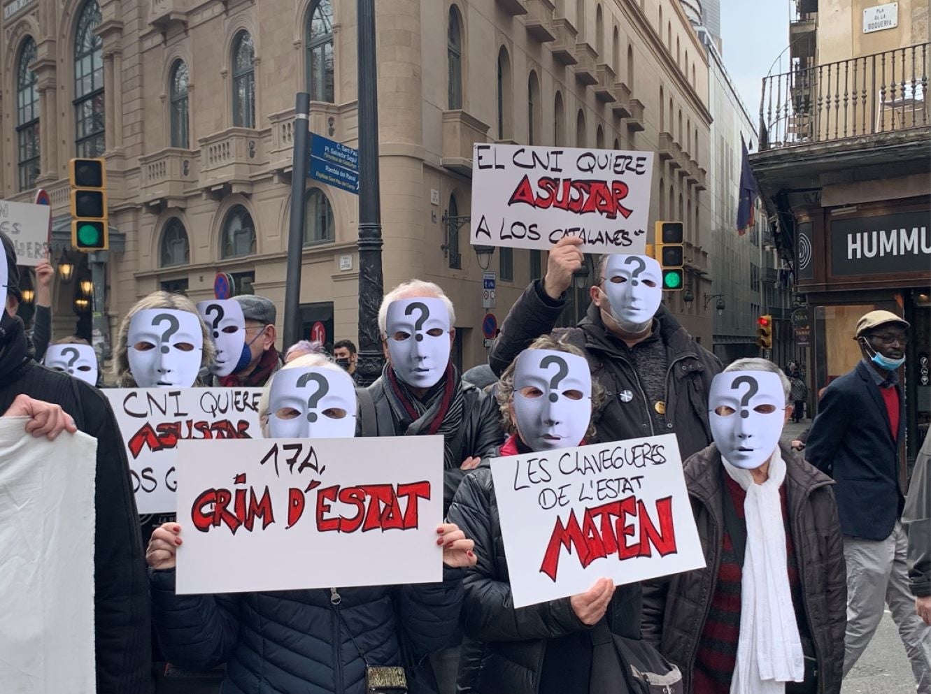 Manifestants a una concentració de la Rambla per exigir saber la veritat dels atemptats del 17-A / SB