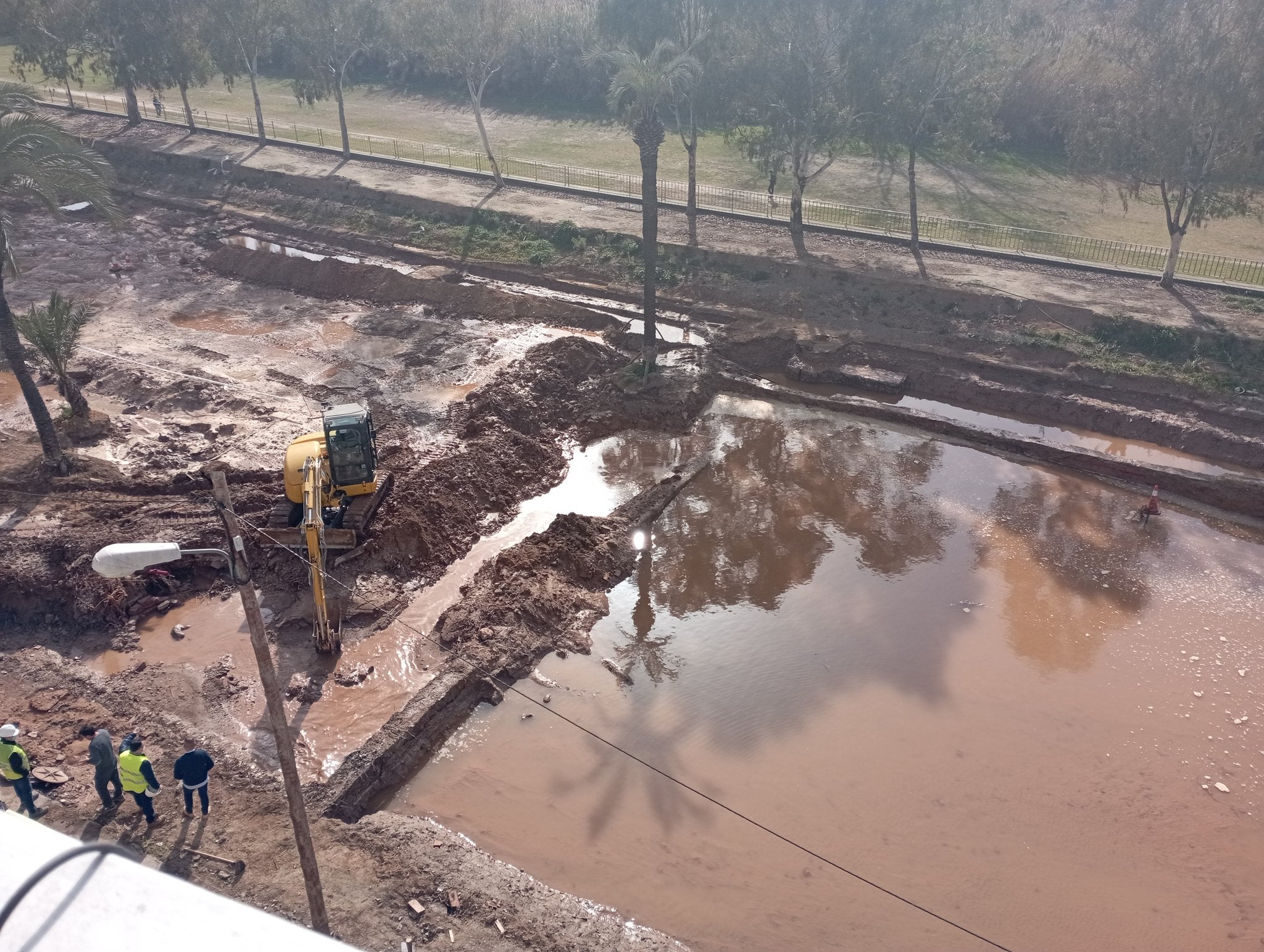 El passeig de la Rambleta, a Sant Adrià de Besòs, negat d'aigua per una fuita / Marea Verda