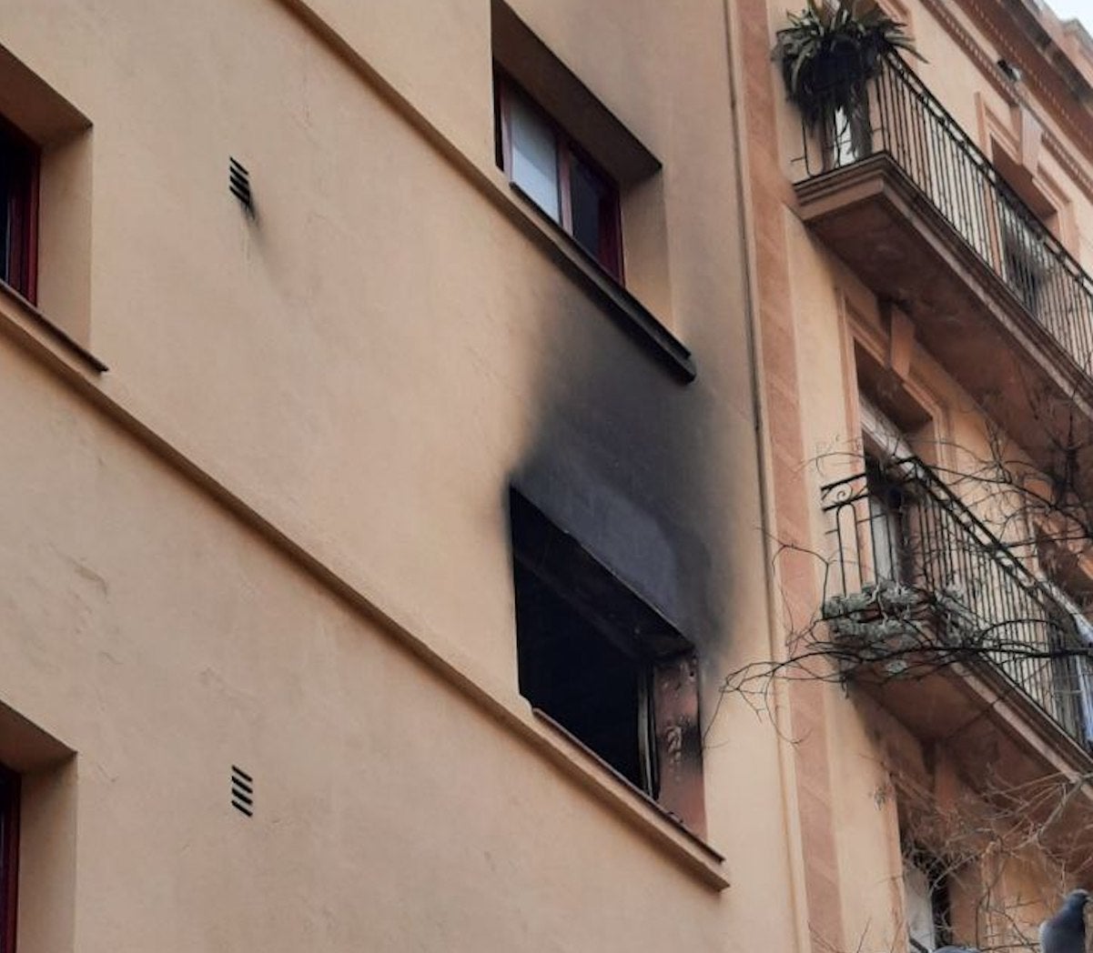 Hotel incendiat al Poble Sec / Bombers de Barcelona