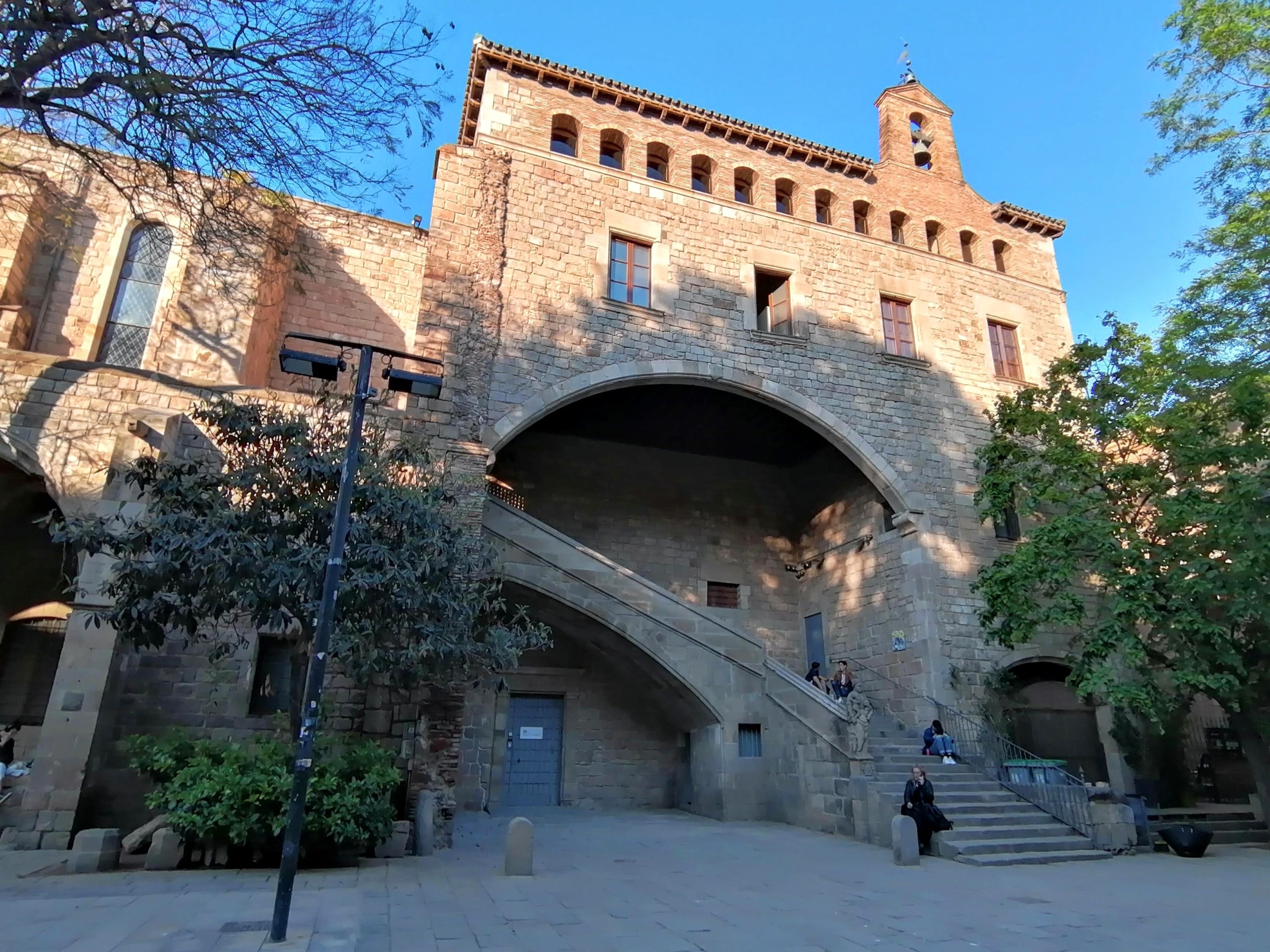 Pati de l'antic hospital de la Santa Creu, al Raval / MMP