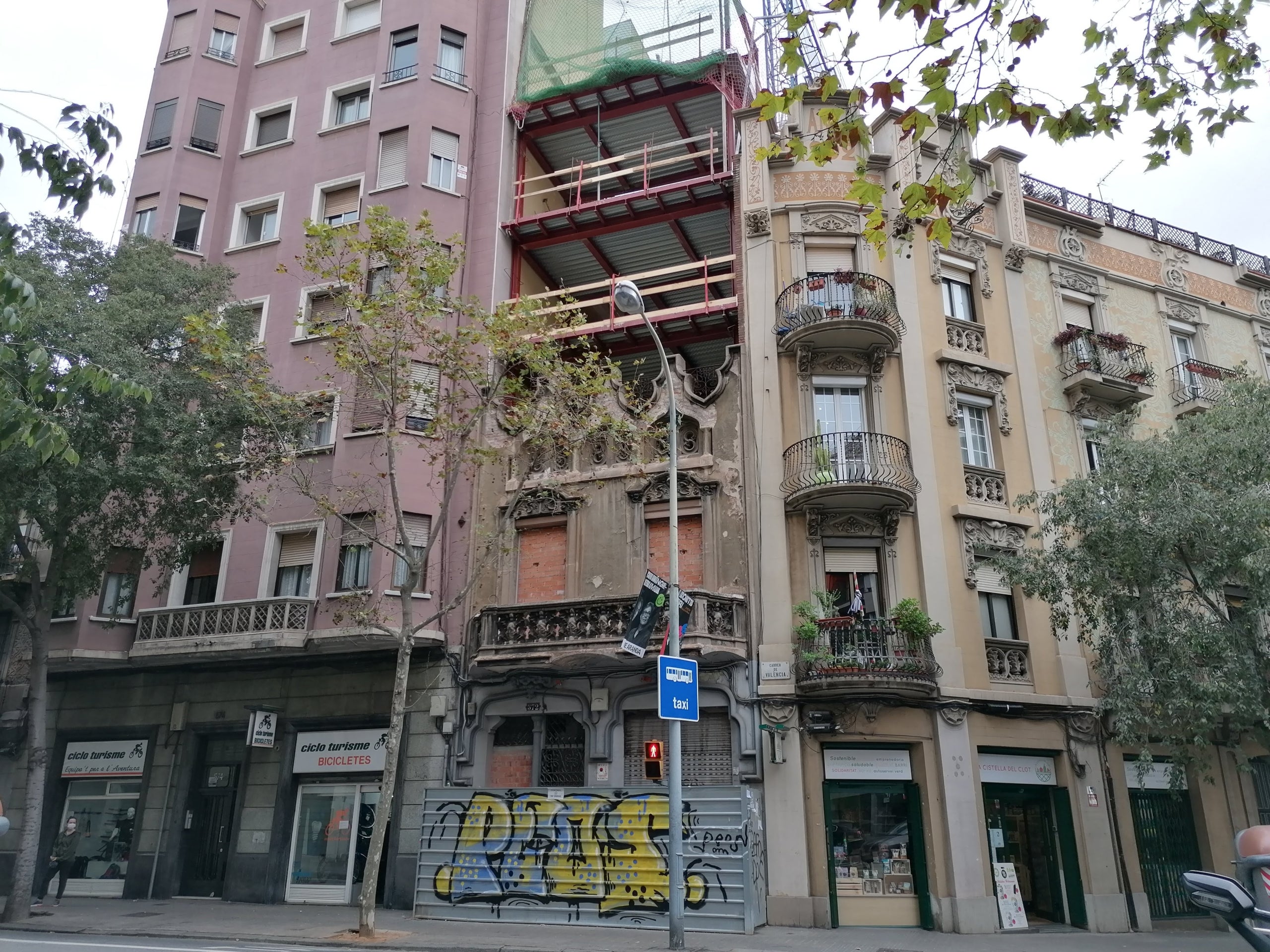 Un bloc de pisos al carrer València creix rere una antiga façana baixa, com si fos una remunta / MMP