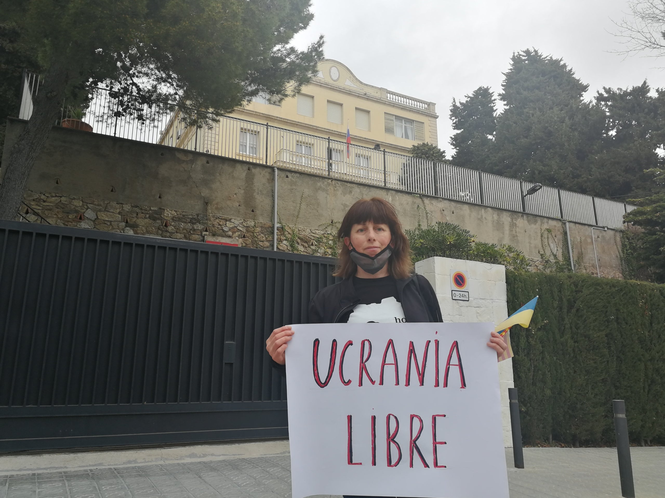 Valentyna Shcherban mostra una pancarta contra la invasió d'Ucraïna davant del consulat rus a Barcelona / JR