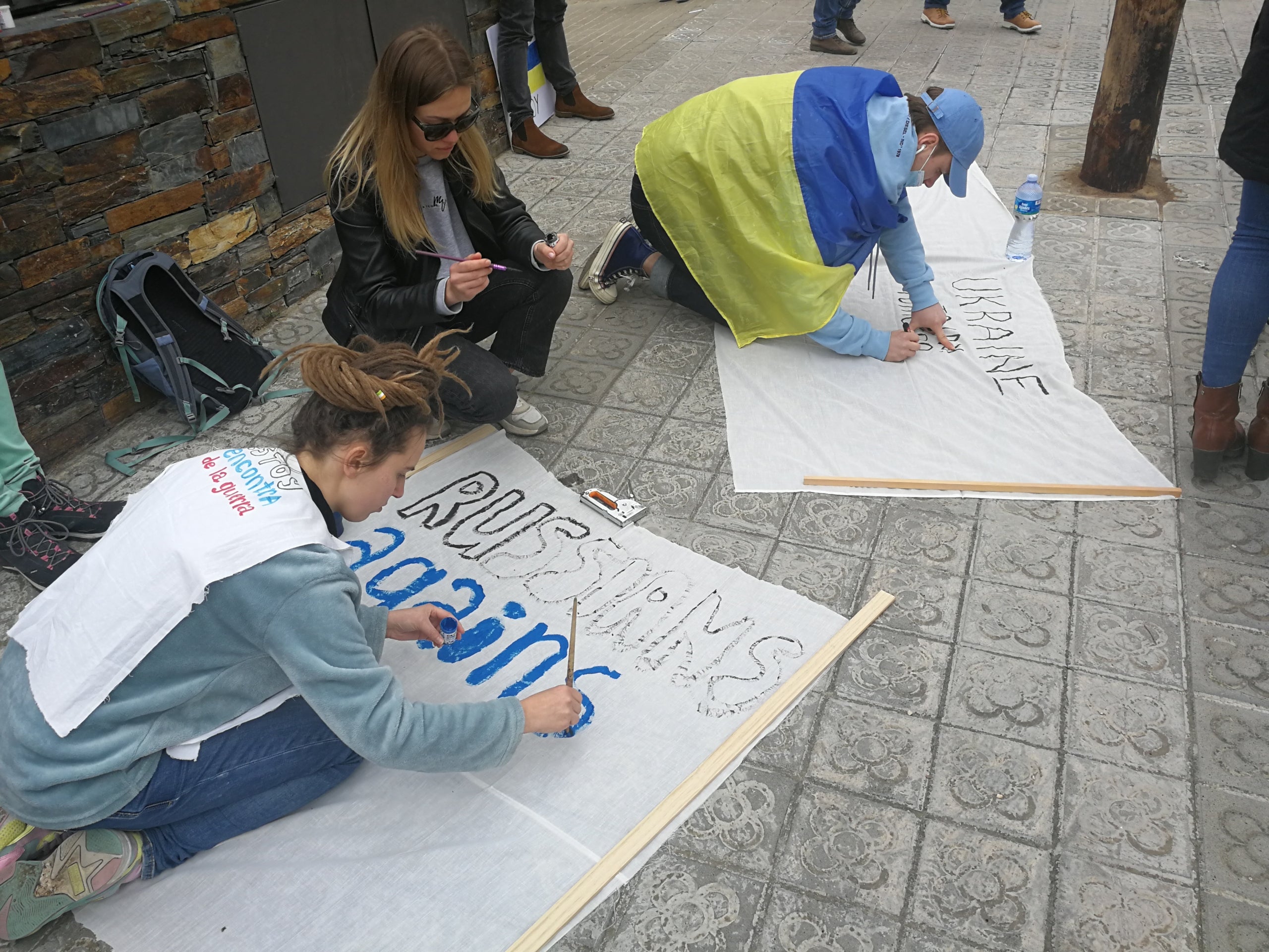 Manifestants ucraïnesos pinten pancartes contra la invasió del seu país davant del consulat de Rússia a Barcelona / JR