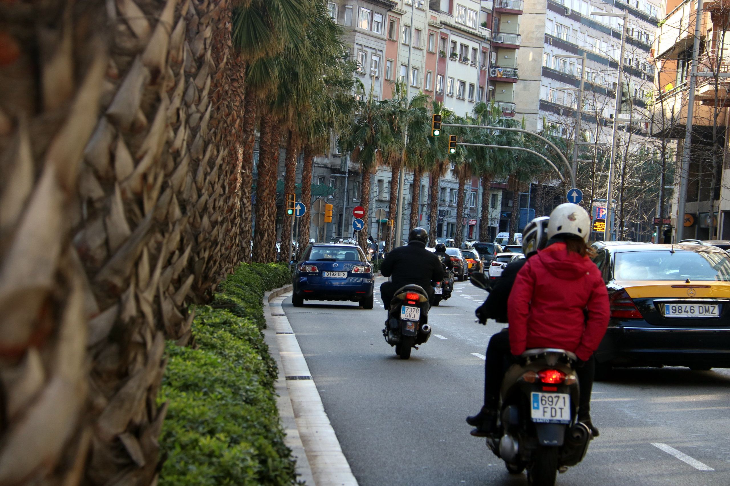 Motos circulen per un punt de la Ronda del Mig de Barcelona / Pau Cortina (ACN)