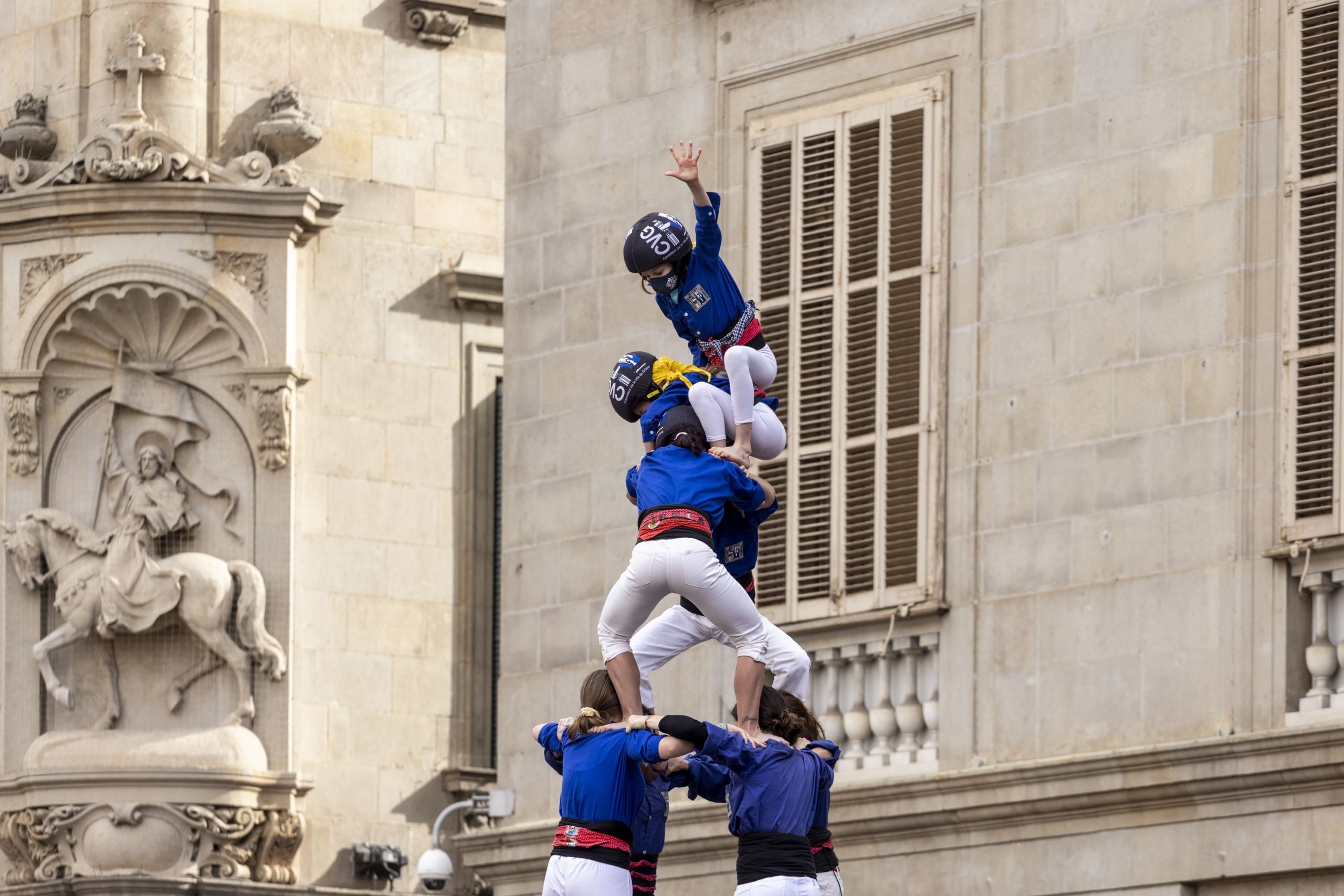 Pisos superiors d'un castell dels Castellers de Gràcia, durant la diada de Santa Eulàlia de 2022 / Edu Bayer / Ajuntament de Barcelona