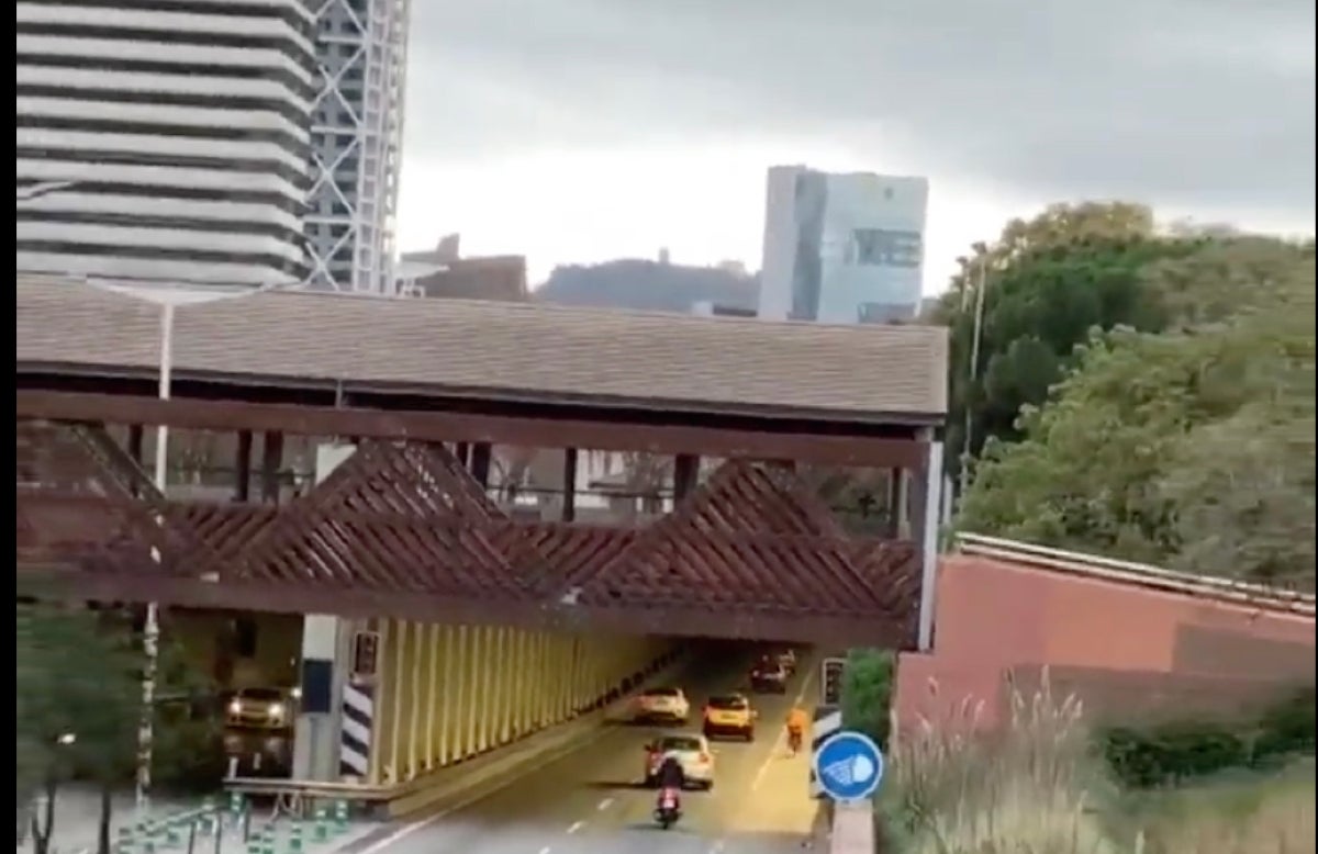 Un rider caçat circulant per la Ronda Litoral