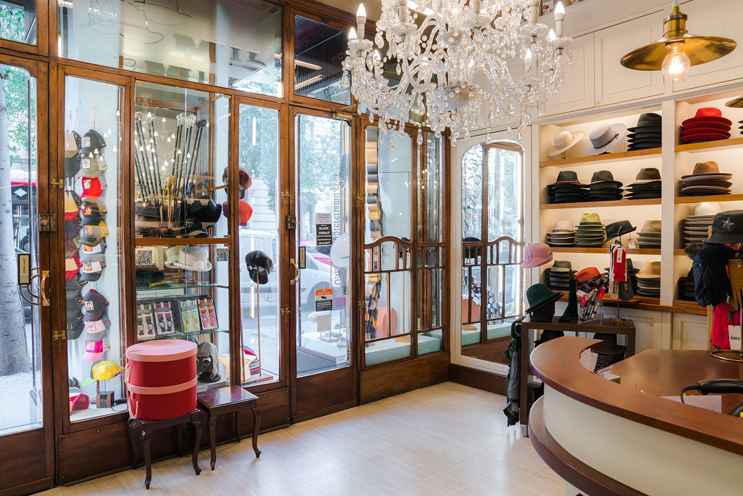 Robert de Niro o Lou Reed han passat per la Sombrereria Mil de Fontanella / BLF