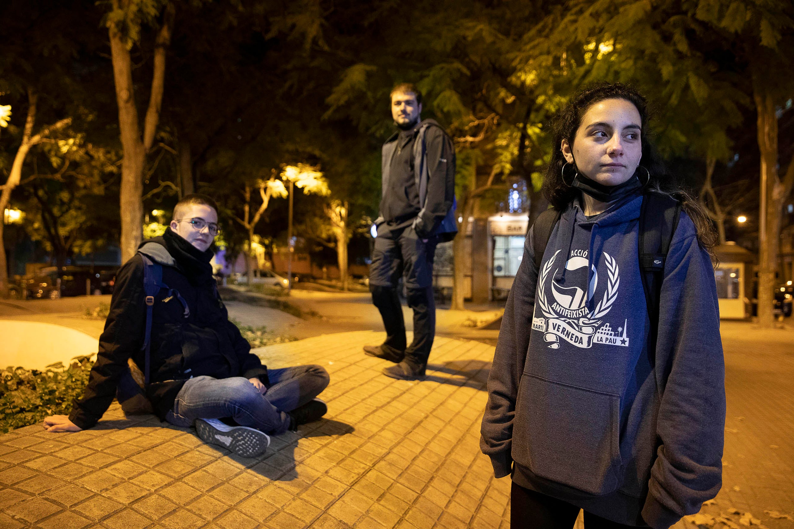 Marc Sánchez (e1), Bernat Jané (e2) i Cristina Cerro (d) són tres joves de l'Assemblea de Joves Verneda 73 i reclamen a l'Ajuntament de Barcelona un casal autogestionat com a mur de contenció de drogaddiccions / Jordi Play