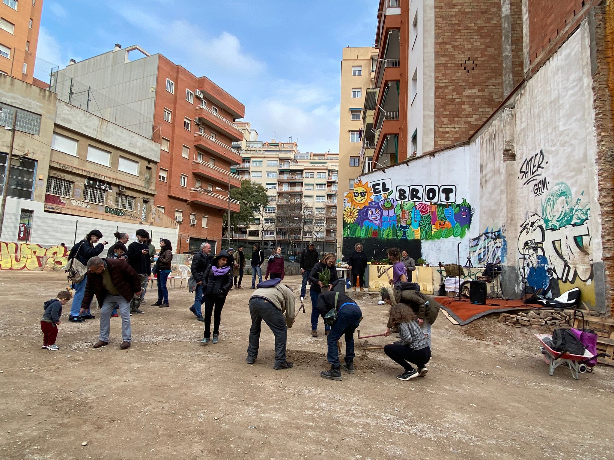 Veïns del Baix Guinardó planten cara a l'Ajuntament per un hort comunitari que el consistori havia destruït i el veïnat a tornar a replantar / El Brot (cedida)