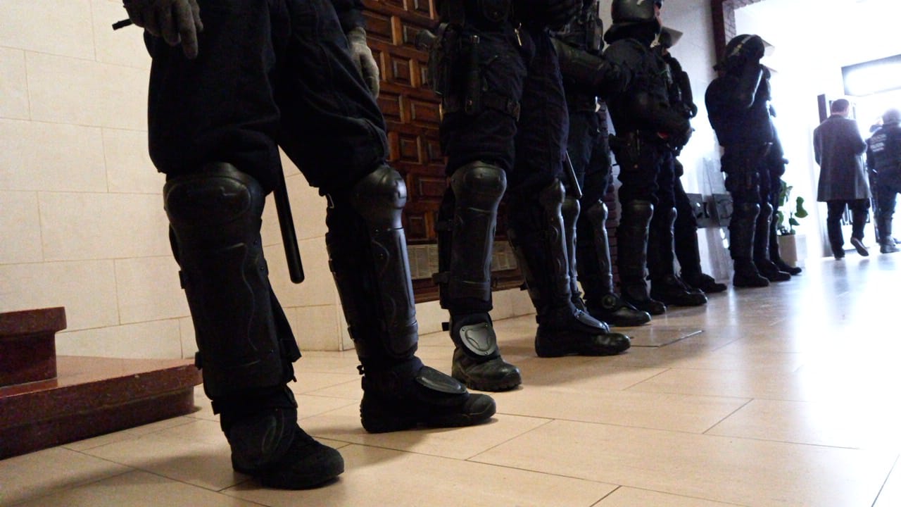 Els peus dels Mossos d'Esquadra que el 4 de febrer de 2022 executen el desnonament de la Fàtima El Mesnani i els seus quatre fills, menors d'edats, de la casa on vivien des de feia 11 anys al barri de la Bordeta / Cedida