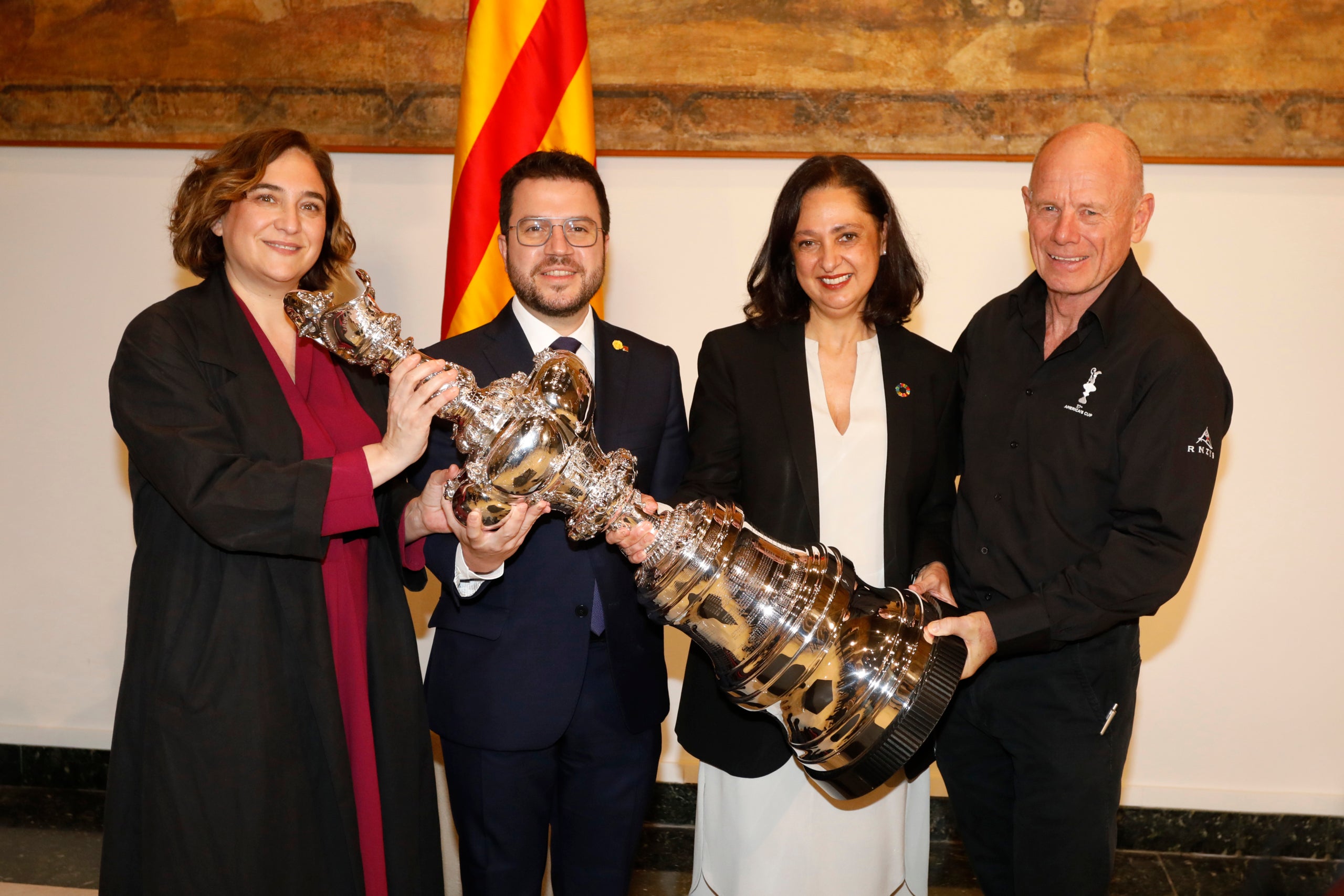 Autoritats catalanes amb la Copa Amèrica a Barcelona / Foto: Arduino Vannucchi