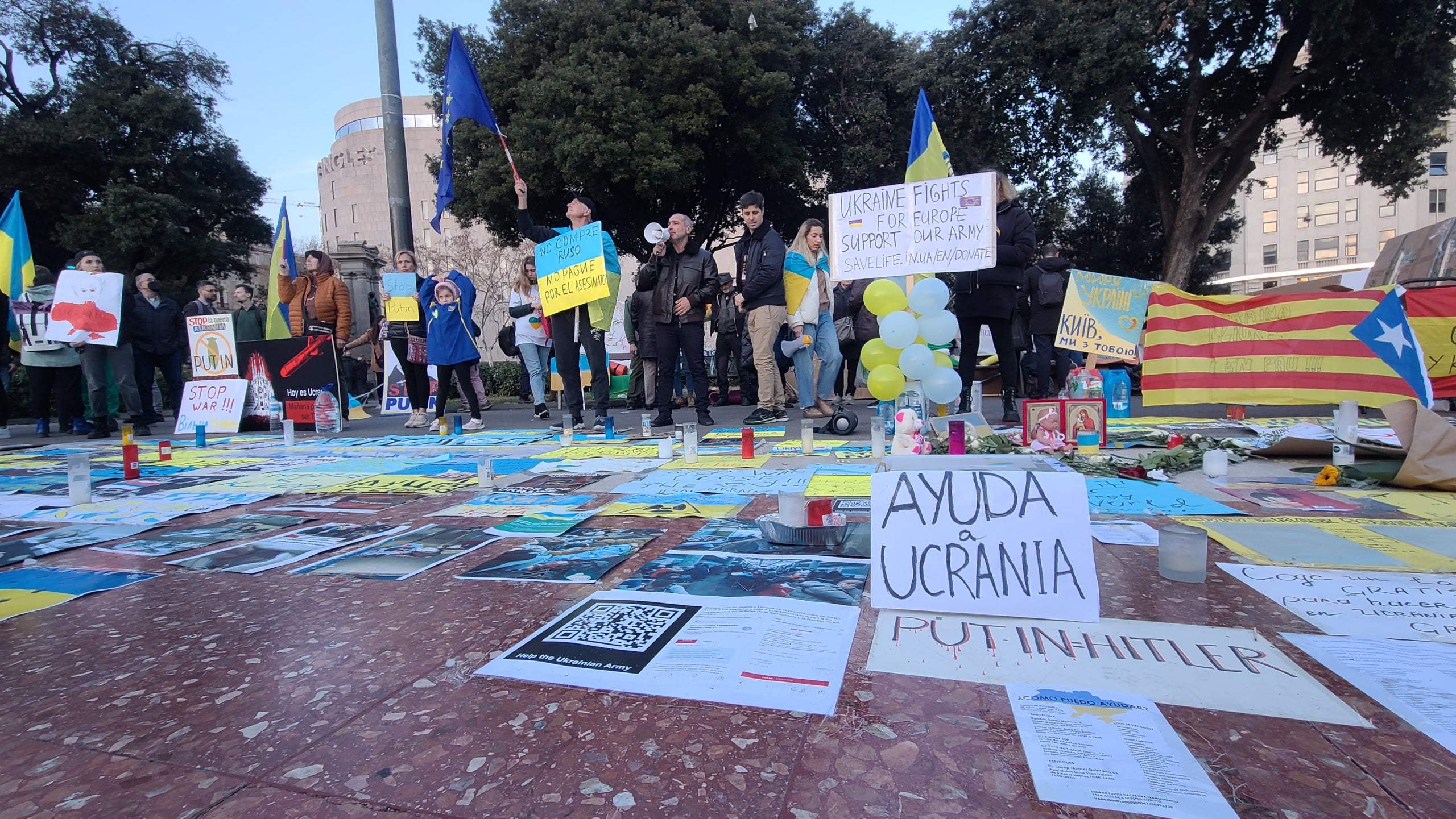 Un grup d'ucraïnesos es manifesta contra la invasió russa a la plaça Catalunya / ESM