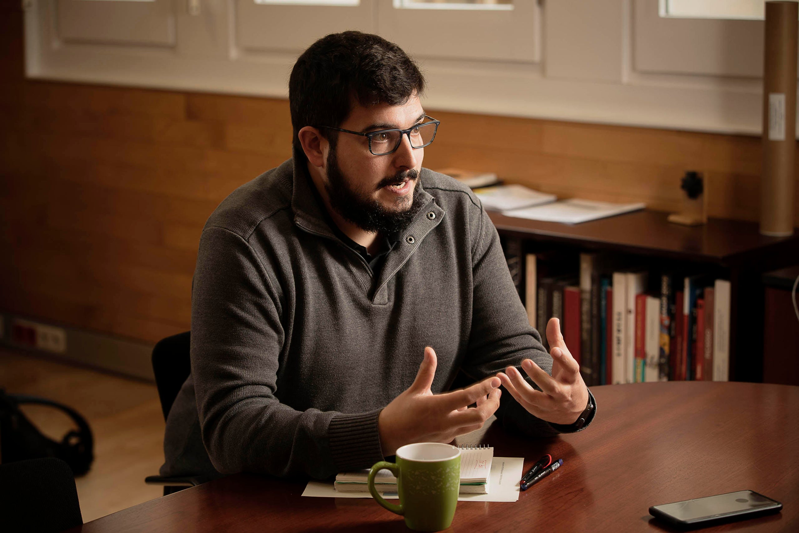 El regidor del districte de l'Eixample i d'Educació, Pau Gonzàlez, al seu despatx de l'Ajuntament, atenent una entrevista al TOT Barcelona / Jordi Play