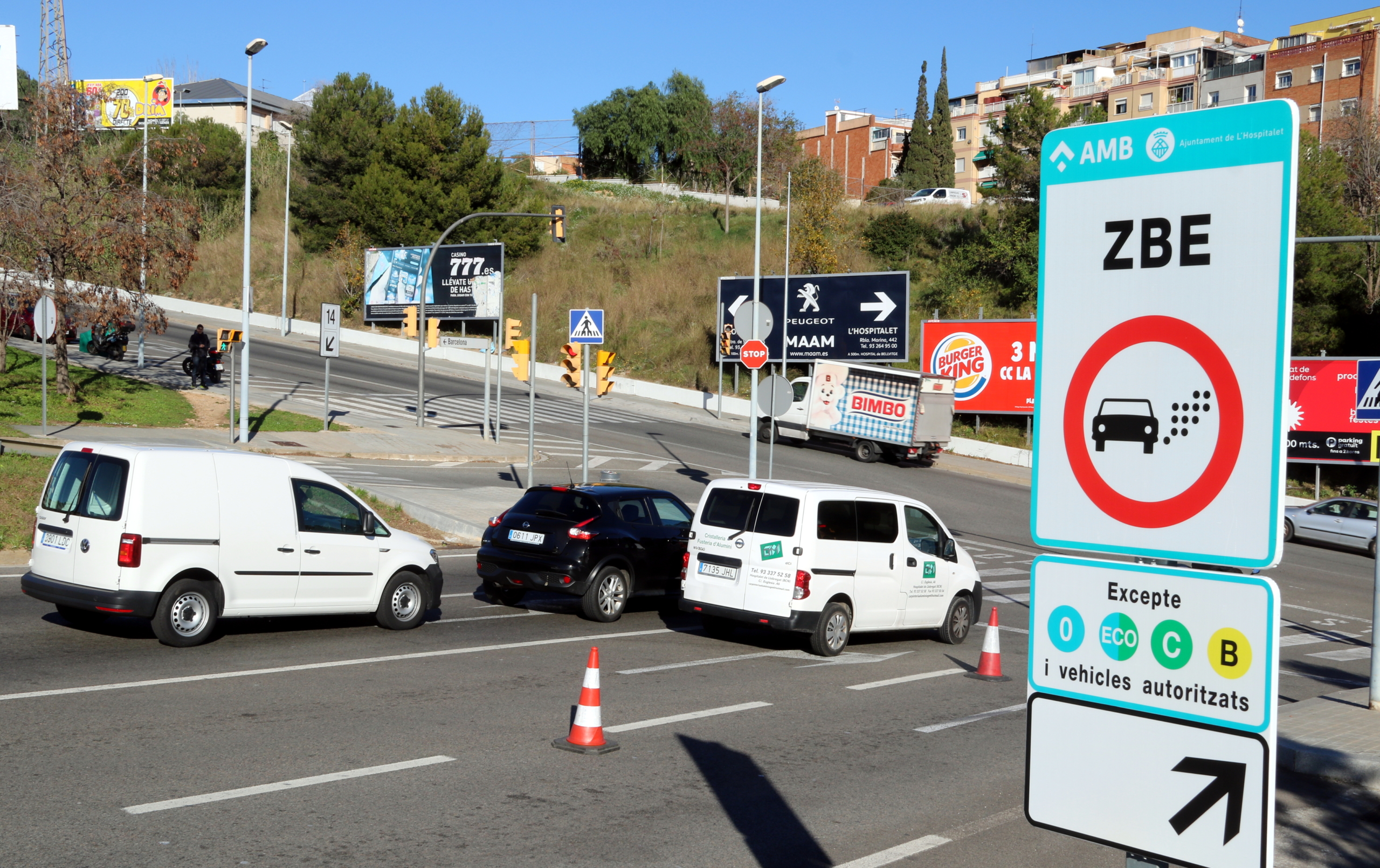 Cartell indicatiu de la ZBE / Àlex Recolons (ACN)