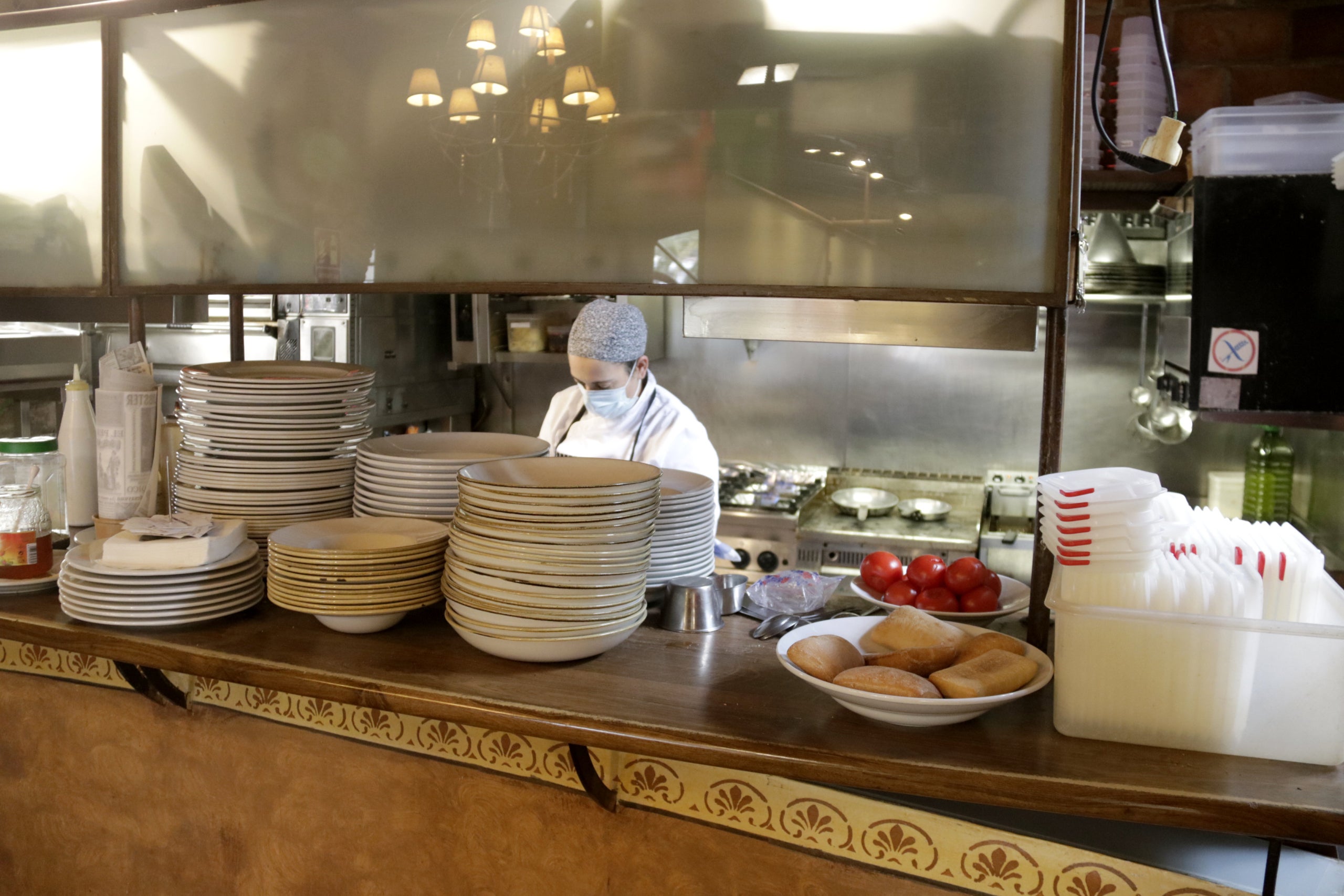 Cuina d'un restaurant, amb un treballador al seu interior / Jordi Pujolar (ACN)