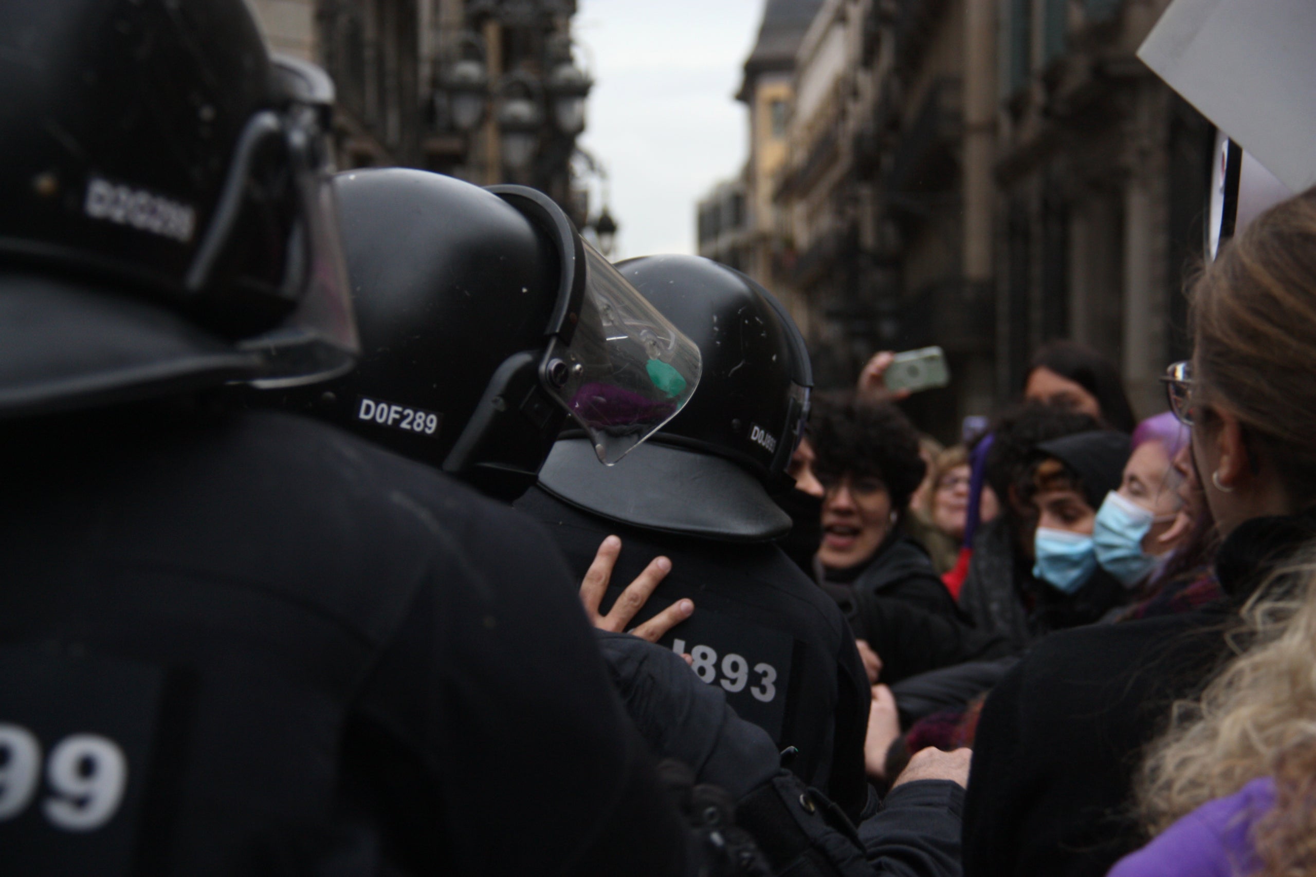 Els Mossos intervenen en un moment de tensió entre grups feministes al centre de Barcelona / Carles Martín (ACN)