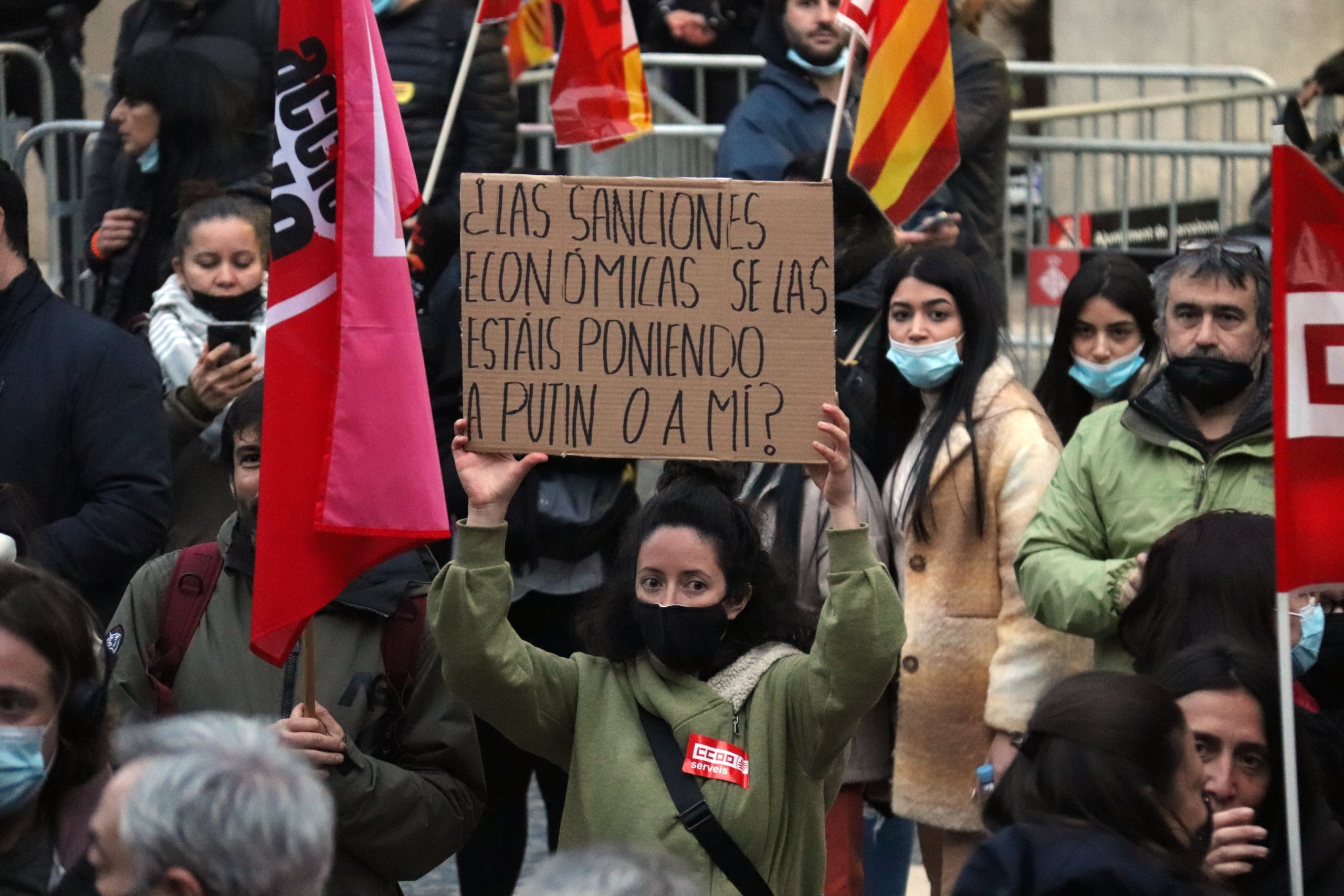 Manifestants a la concentració de CCOO i UGT contra l'encariment de la llum / Aina Martí / ACN