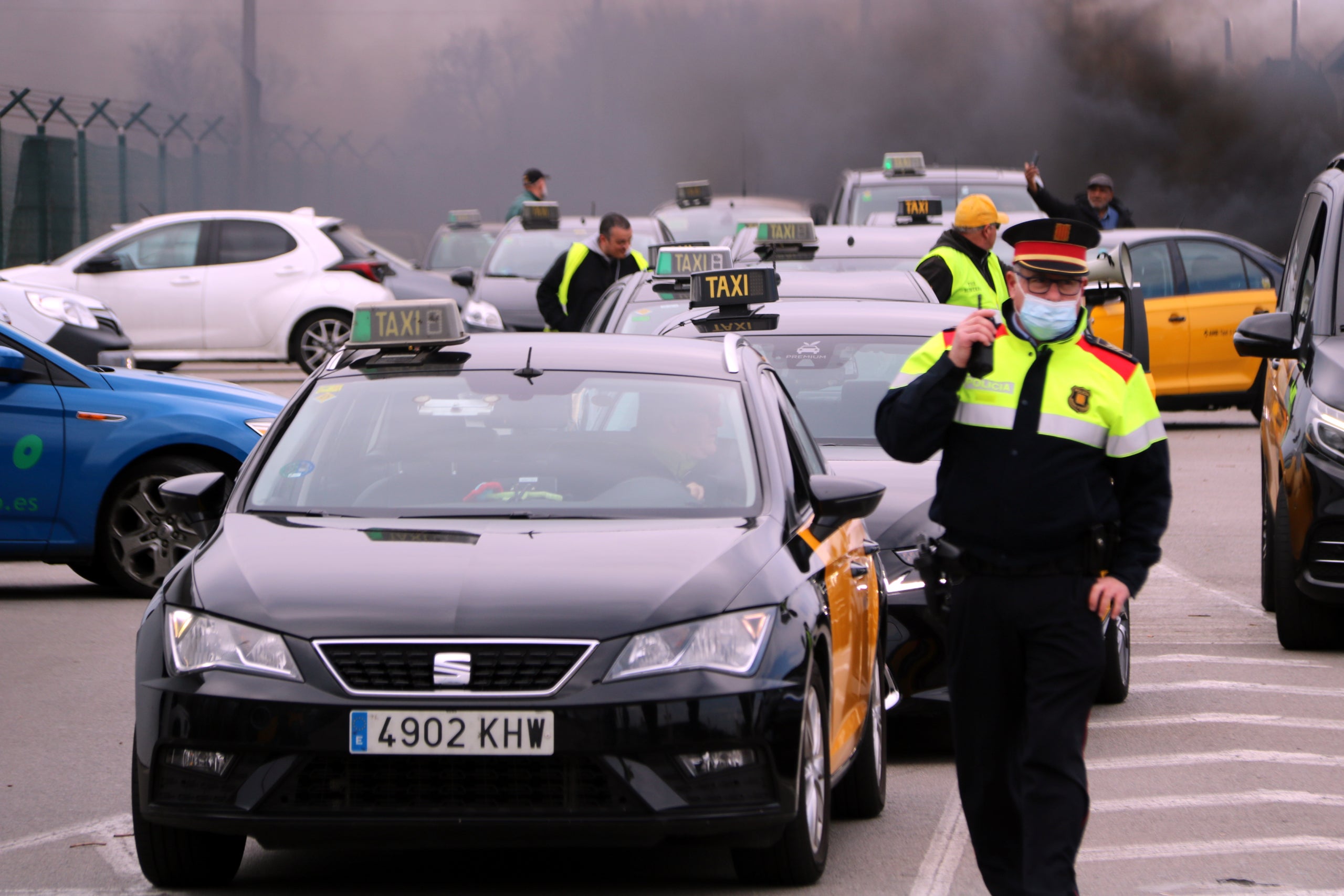 Taxis sortint de la Terminal 1 de l'aeroport del Prat / Àlex Recolons i Lluís Sibils (ACN)