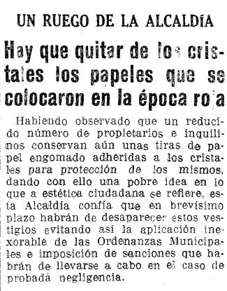 Avís a La Vanguardia aparegut el 1939 en què s'ordena la retirada de les tires adhesives col·locades per evitar el trencament de vidres durant els bombardeigs