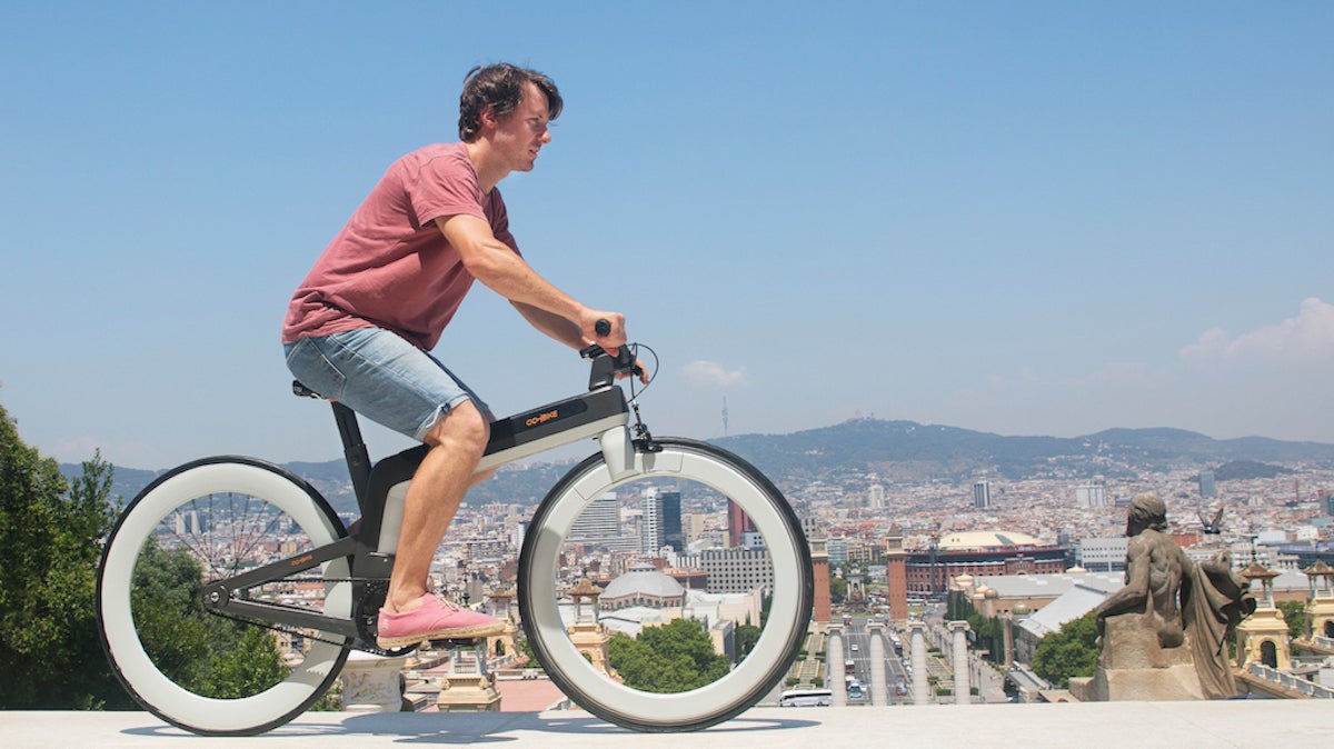 Un home munta a la bici Oohbike, ideada per un estudi de disseny industrial de Barcelona / Ànima Design