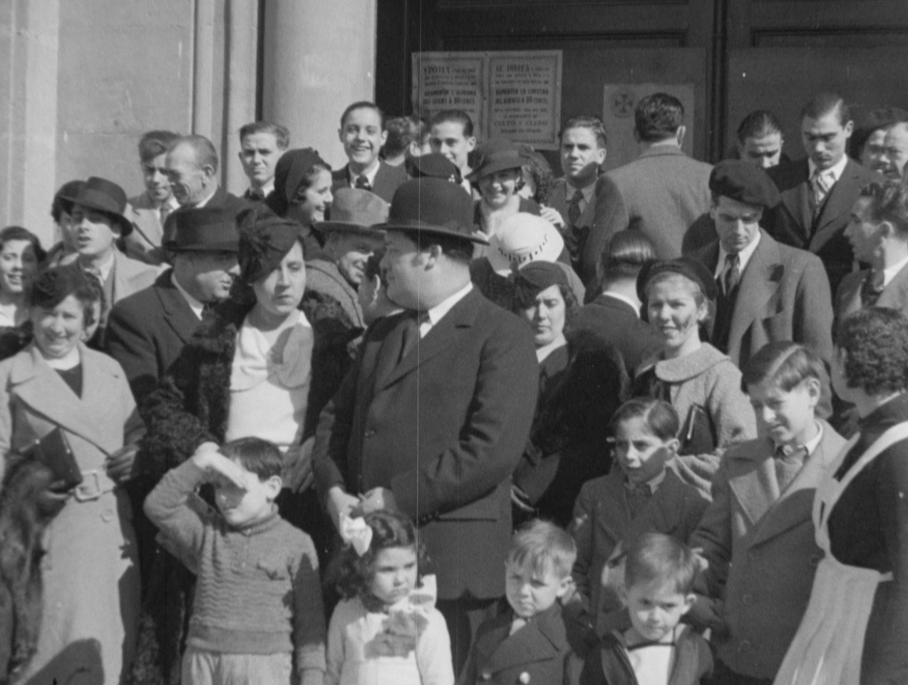 Celebració familiar en l'església de Sant Andreu del Palomar, en un fotograma d'una gravació dels anys 30 / Fons Miquel París