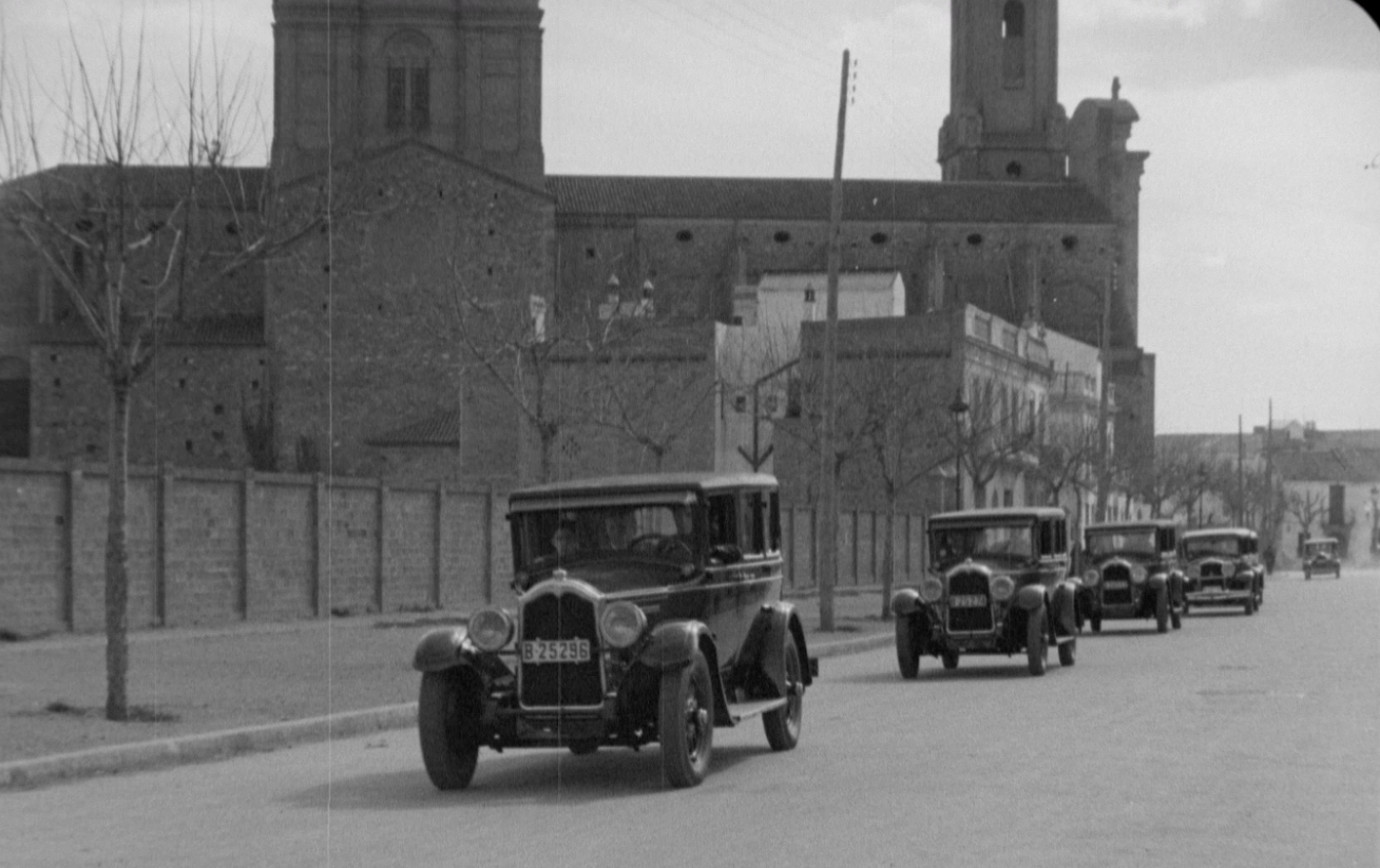 Vehicles circulant a Sant Andreu de Palomar, en un fotograma d'una gravació dels anys 30 / Fons Miquel París