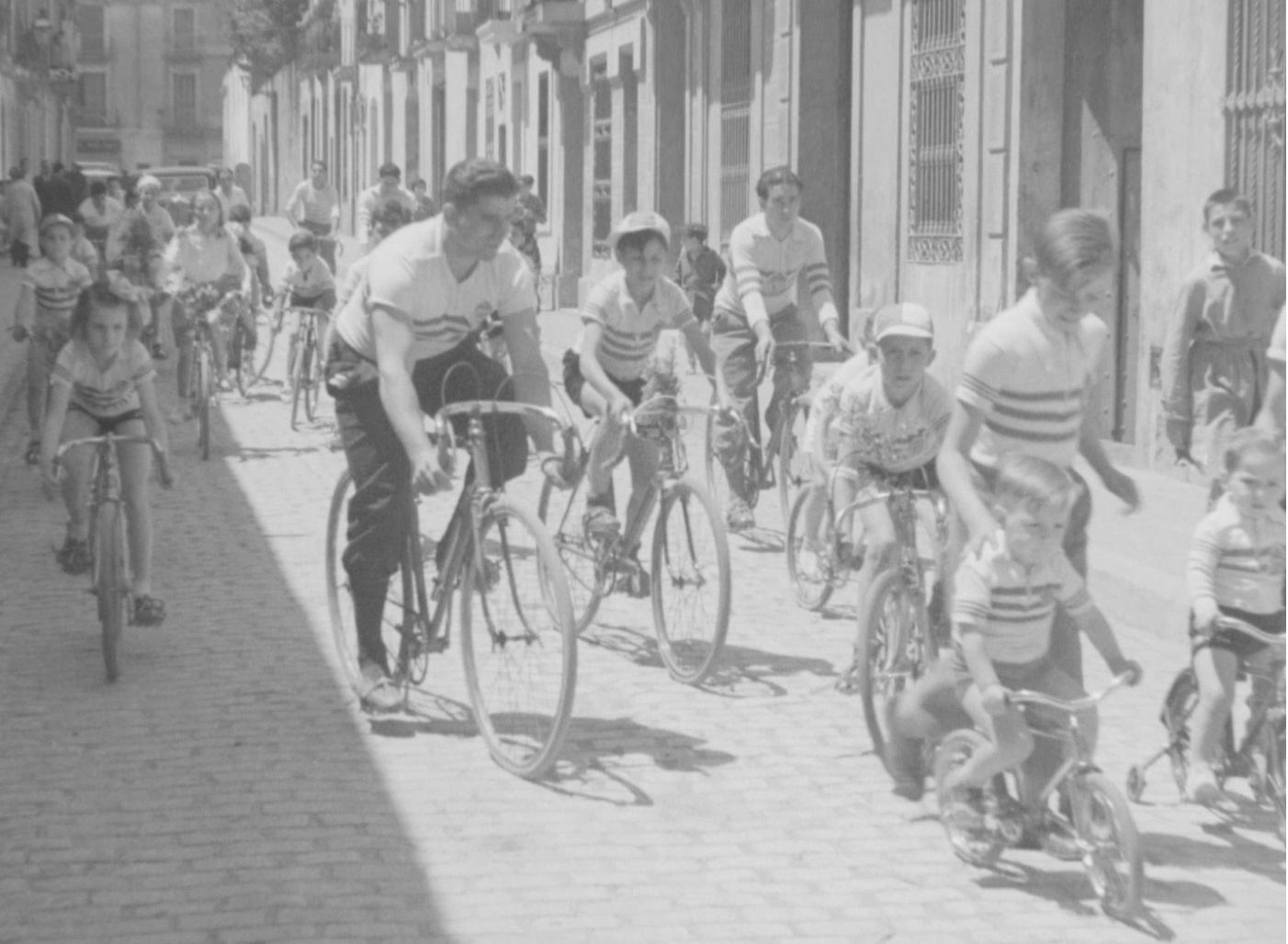 Participants en la cursa ciclista infantil de Sant Andreu del Palomar, en un fotograma d'una gravació dels anys 30 / Fons Miquel París