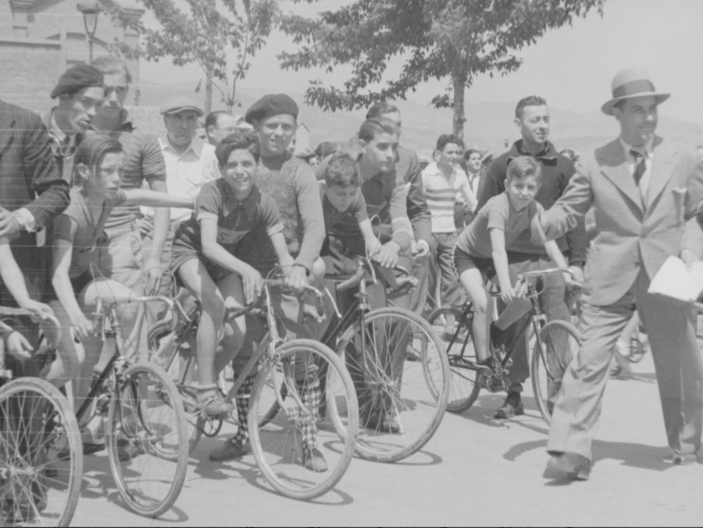 Participants en la cursa ciclista infantil de Sant Andreu del Palomar, en un fotograma d'una gravació dels anys 30 / Fons Miquel París