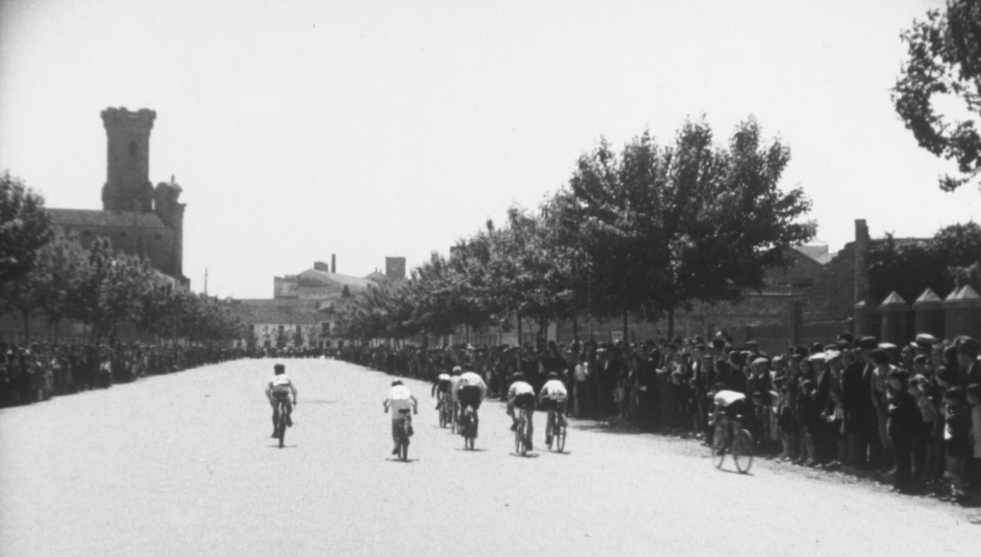 Participants i públic en la cursa ciclista infantil de Sant Andreu del Palomar, en un fotograma d'una gravació dels anys 30 / Fons Miquel París