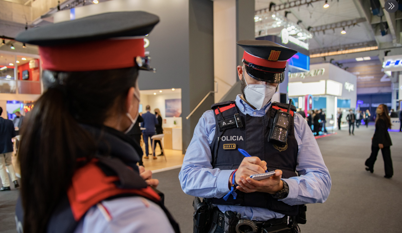 Agents dels Mossos d'Esquadra dins del recinte del MWC / CME