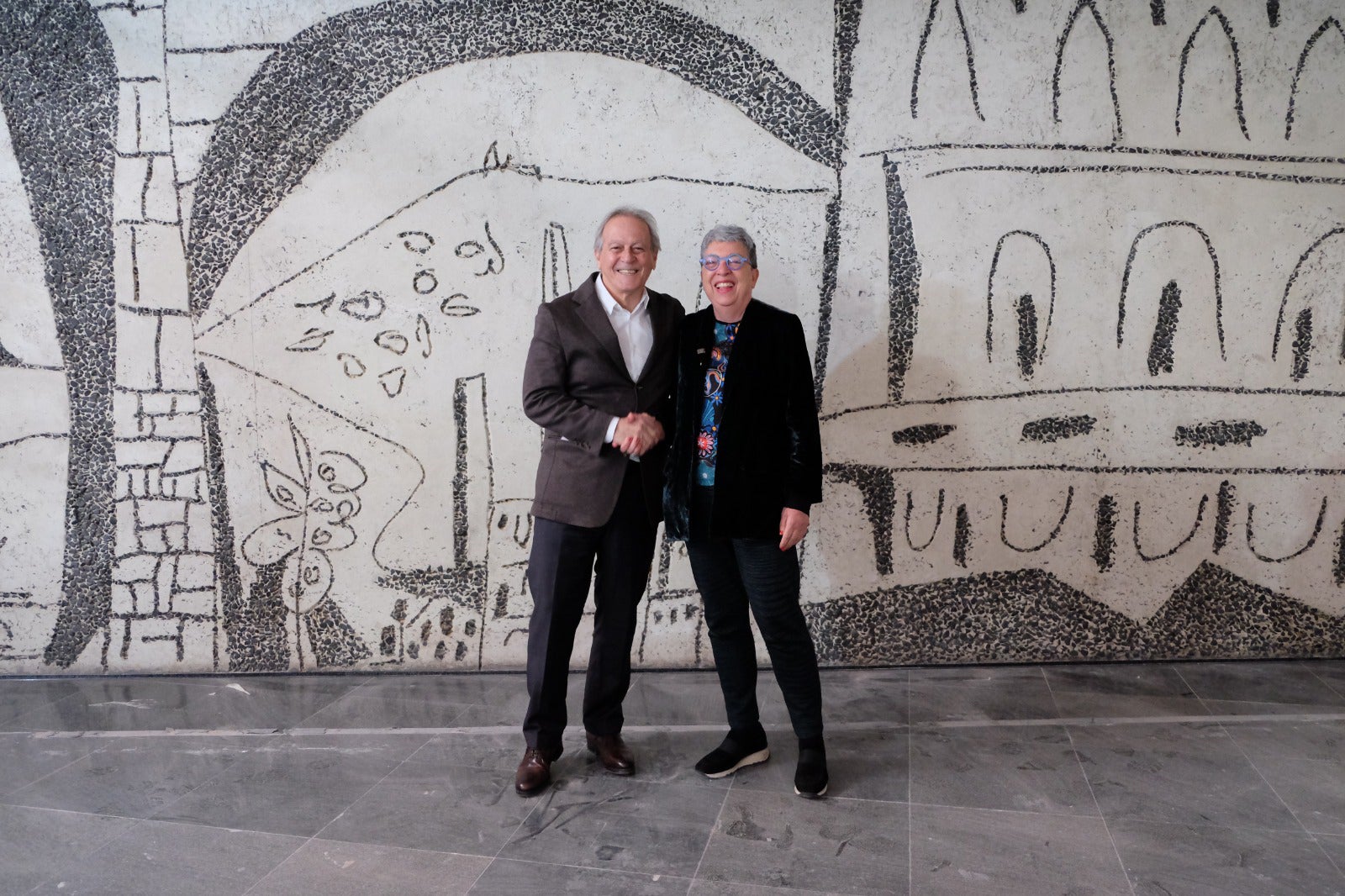 La degana del COAC, Assumpció Puig, i el president de la Fundació Banc Sabadell, Miquel Molins, davant dels esgrafiats de Picasso / COAC