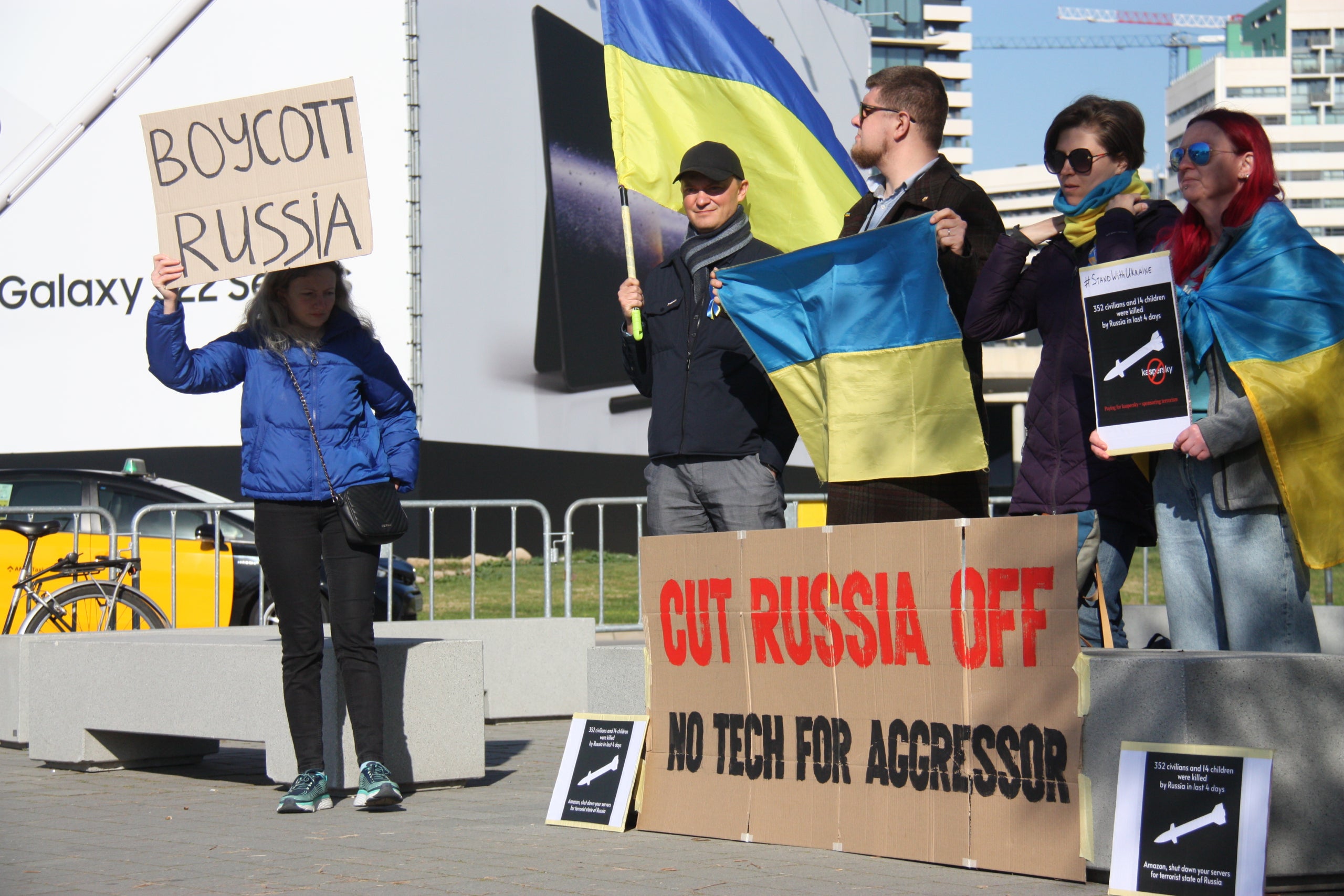 Una desena de persones es concentren a les portes del Mobile World Congress per demanar el boicot tecnològic a Rússia / Carles Martín (ACN)