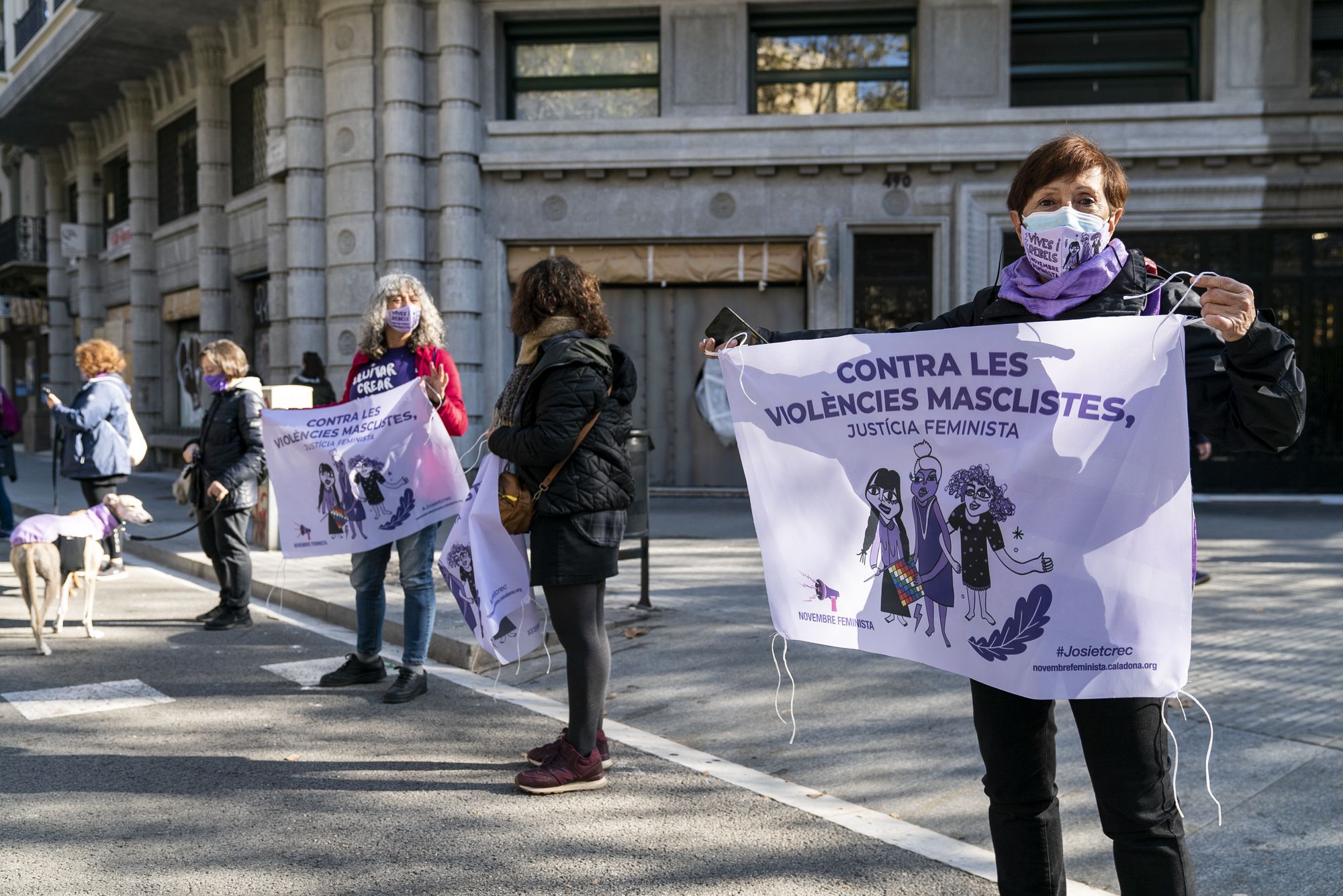 Dones formant una cadena humana a Barcelona contra les violències masclistes / Mònica Moreno