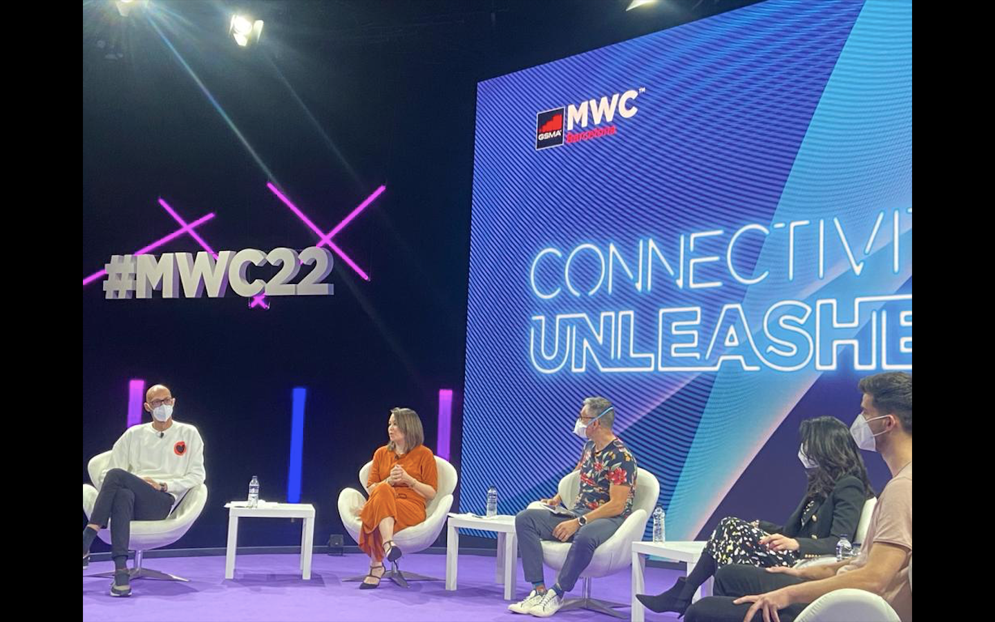 Experts en 'blockchain' i criptomonedes durant una conferència del MWC / Júlia Catarineu