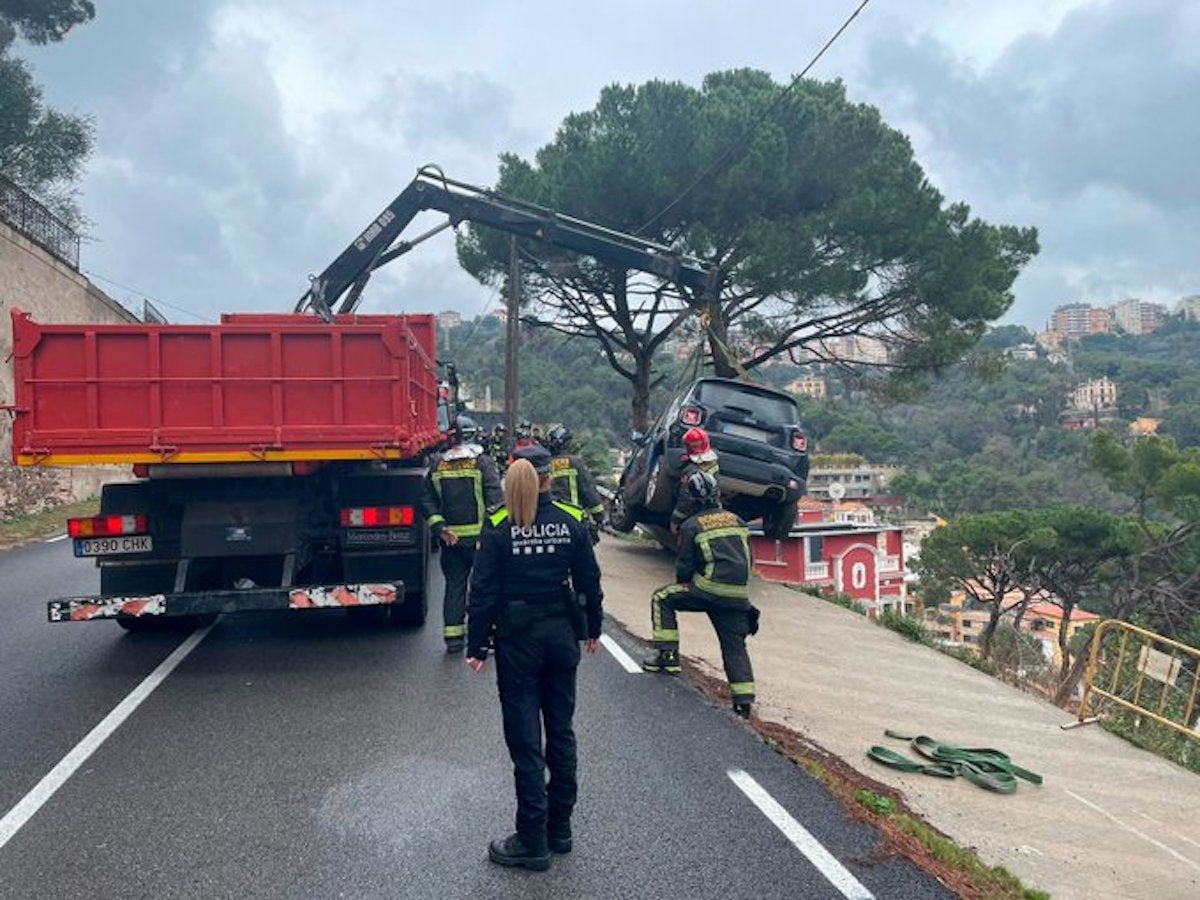 La Guàrdia Urbana i els Bombers de Barcelona salven un cotxe de caure per un precipici a Vallvidrera / Guàrdia Urbana de Barcelona