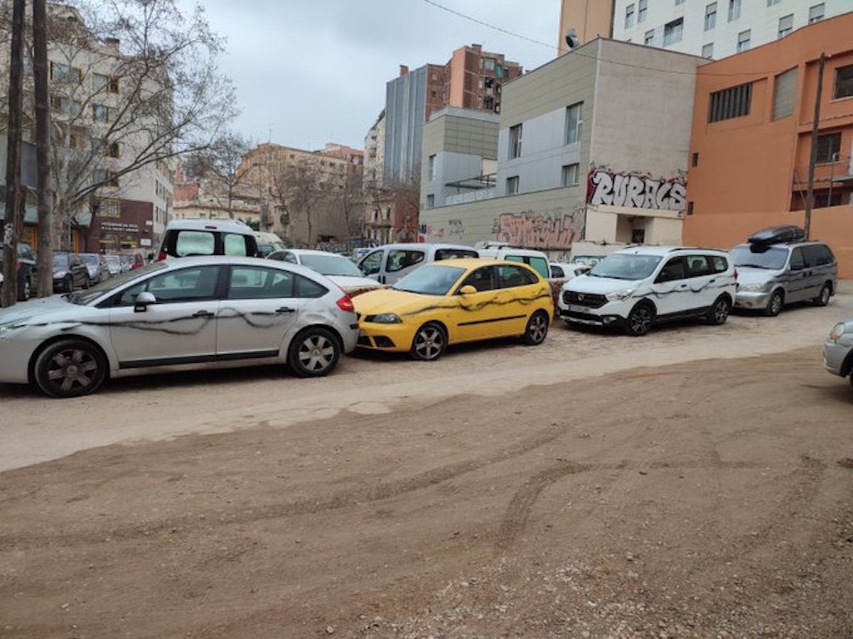 Cotxes pintats en un pàrquing provisional que abans era un hort comunitari / Hort El Brot (cedida)