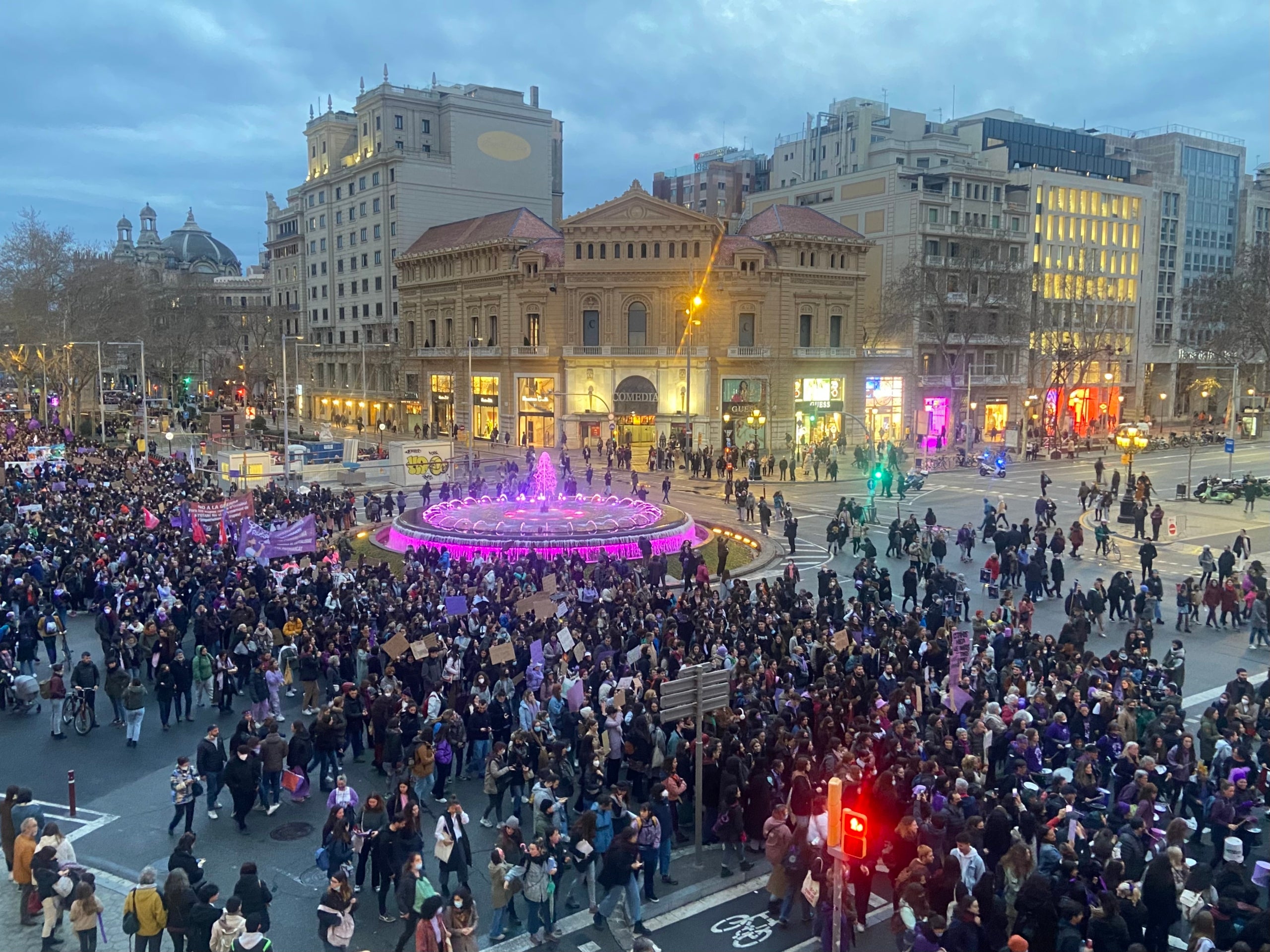 La manifestació pel Dia de la Dona a Gran Via de Barcelona el 8 de març