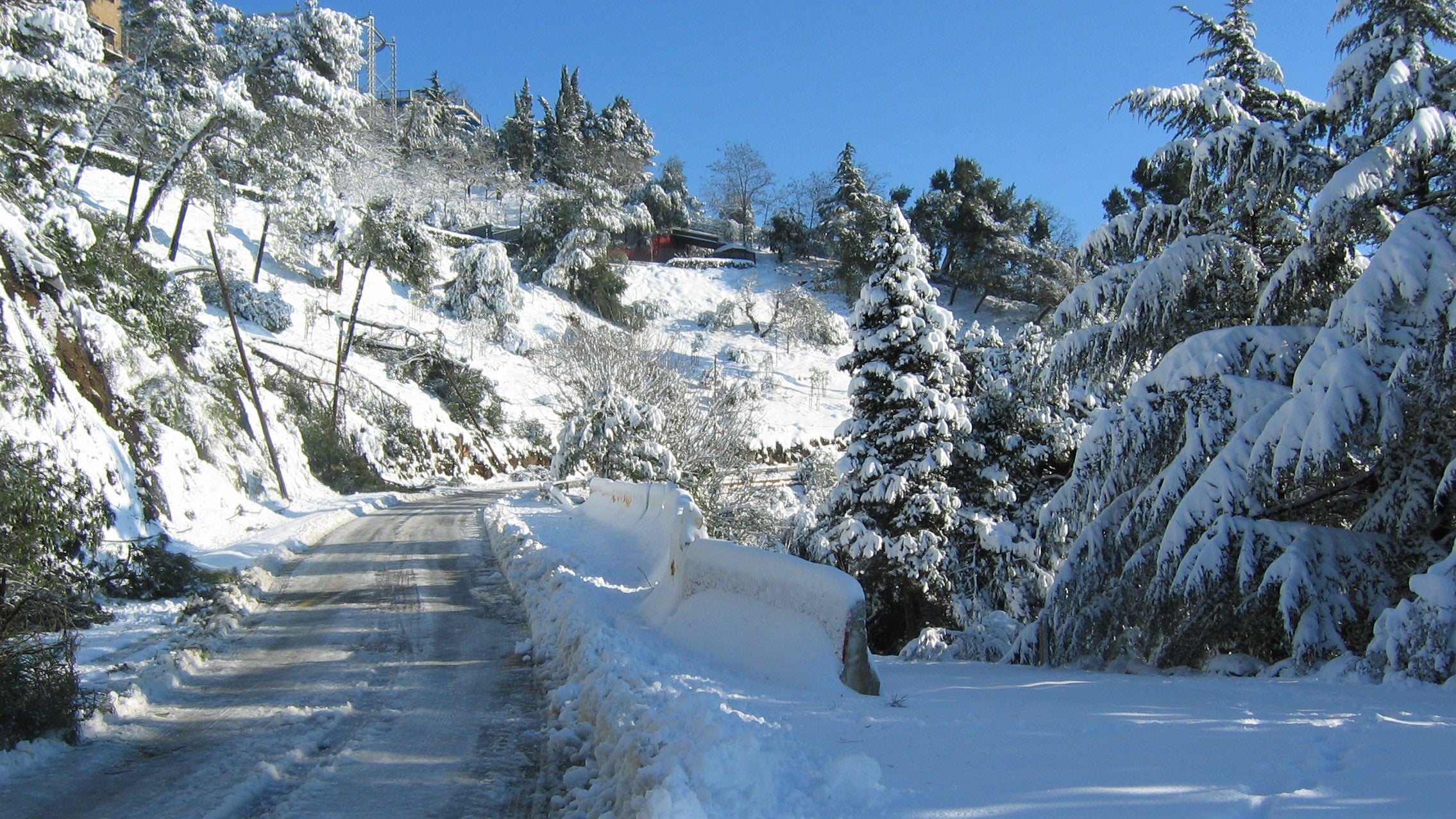 Neu a la carretera que porta al Tibidabo OBSERVATORI FABRA