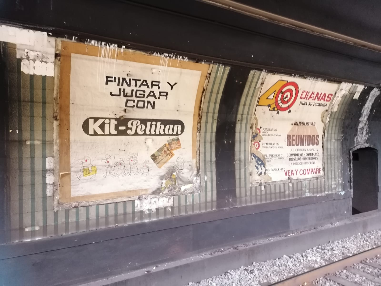 Els altres cartells antics que han aparegut darrere d'una tanca publicitària a l'estació de Jaume I / MMP