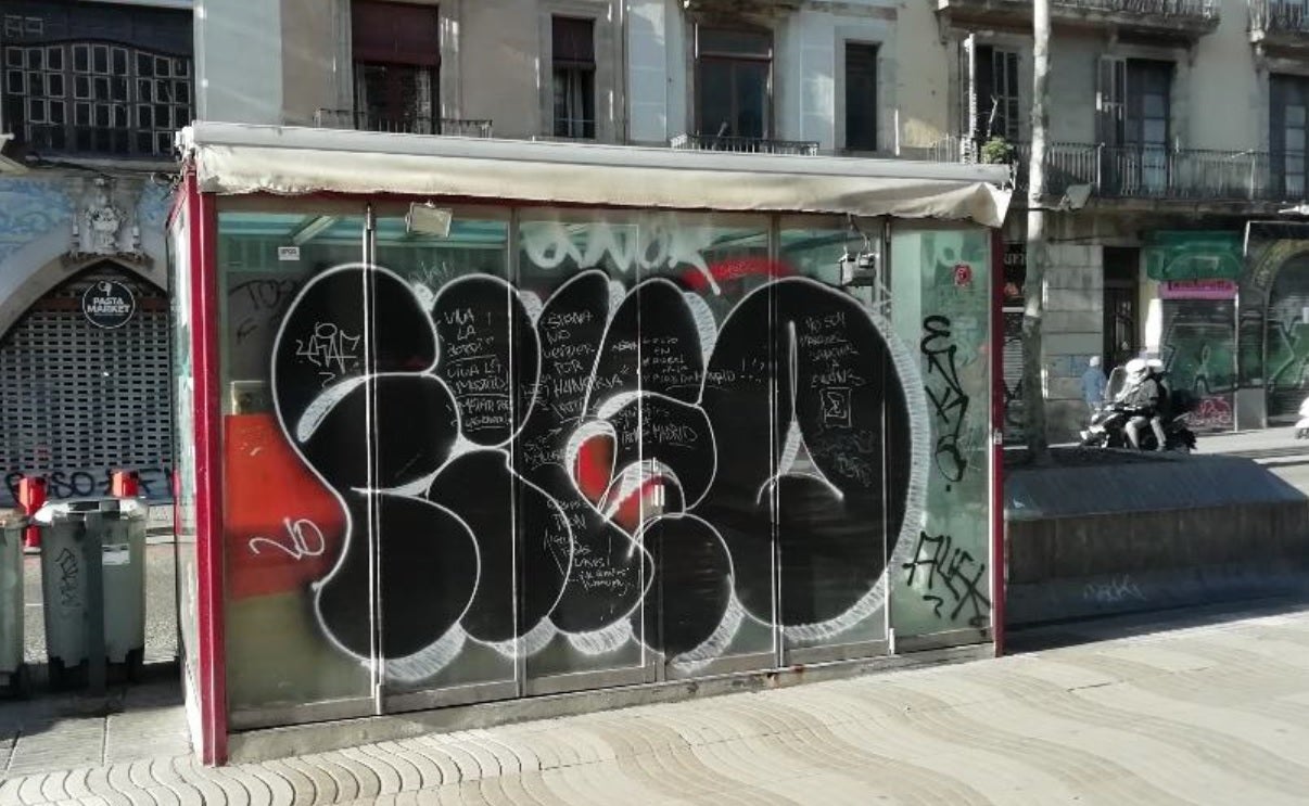 La parada de flors tancada a la Rambla on es proposa instal·lar un memorial provisional de les víctimes del 17-A / Xarxa Veïnal Gòtic