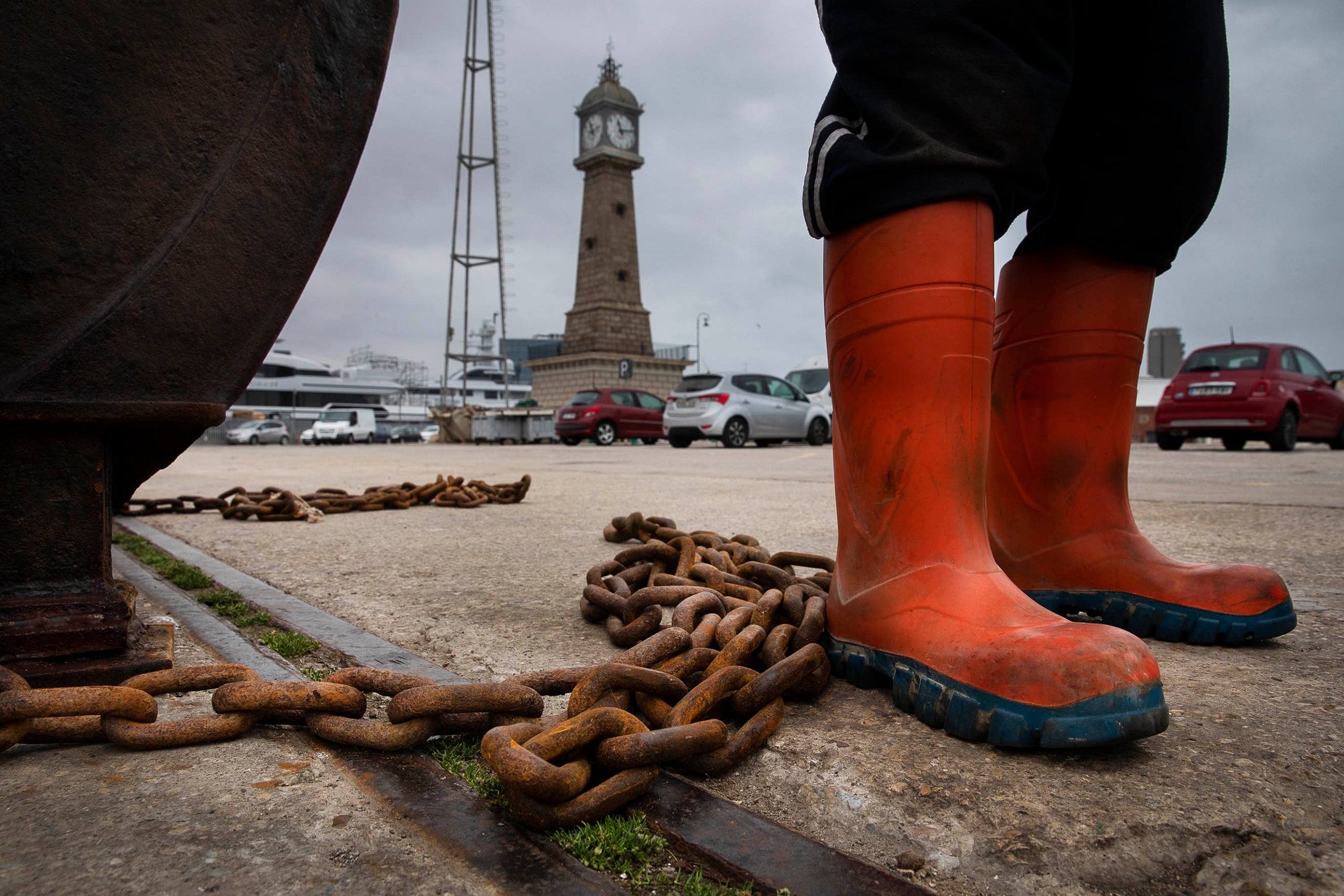 Un pescador aturat al moll del port de Barcelona per l'encariment del combustible / Jordi Play