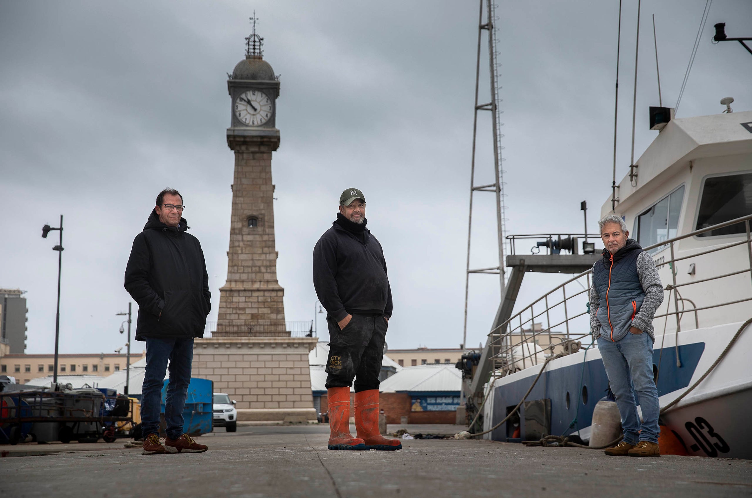 Lluís Talló, Carlos Martín i un altre mariner al moll de pescadors del port de Barcelona / Jordi Play