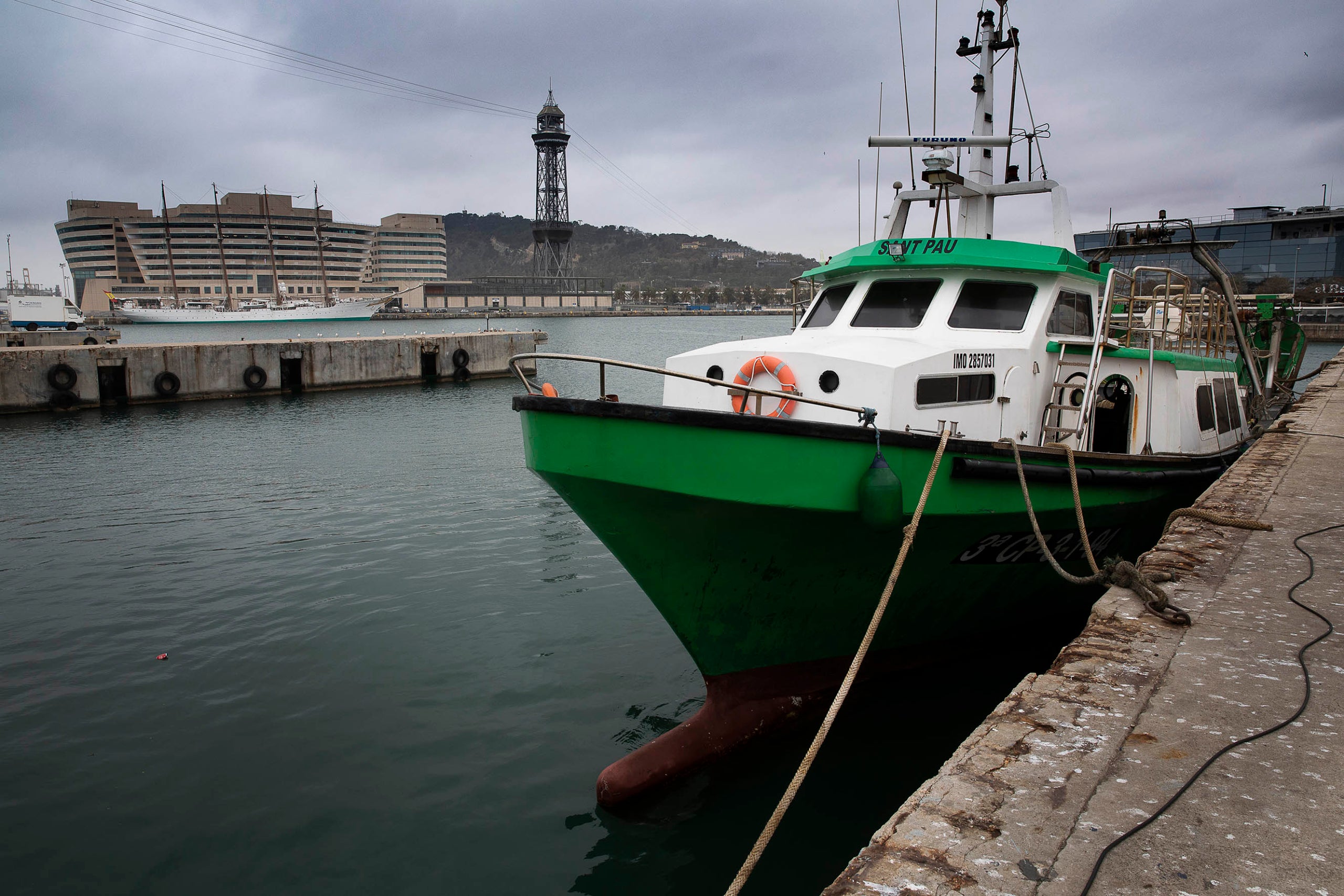 Una embarcació pesquera amarrada al port per l'encariment del carburant / Jordi Play