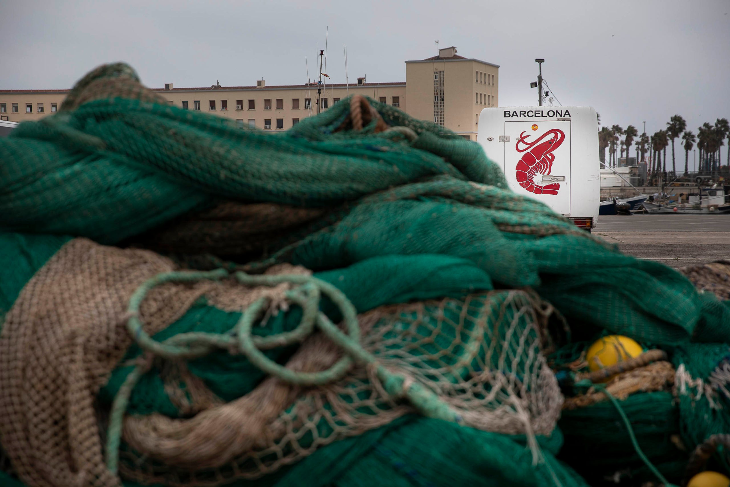 Xarxes i nusos al moll de pescadors de Barcelona / Jordi Play