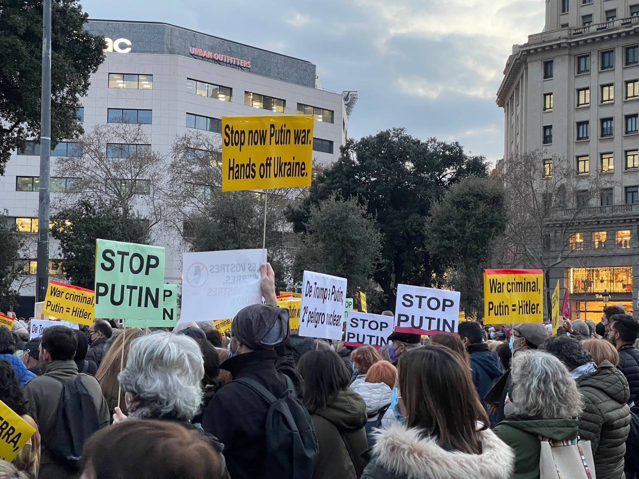 Manifestació contra la guerra a Ucraïna i la invassió russa a la plaça Catalunya / QS