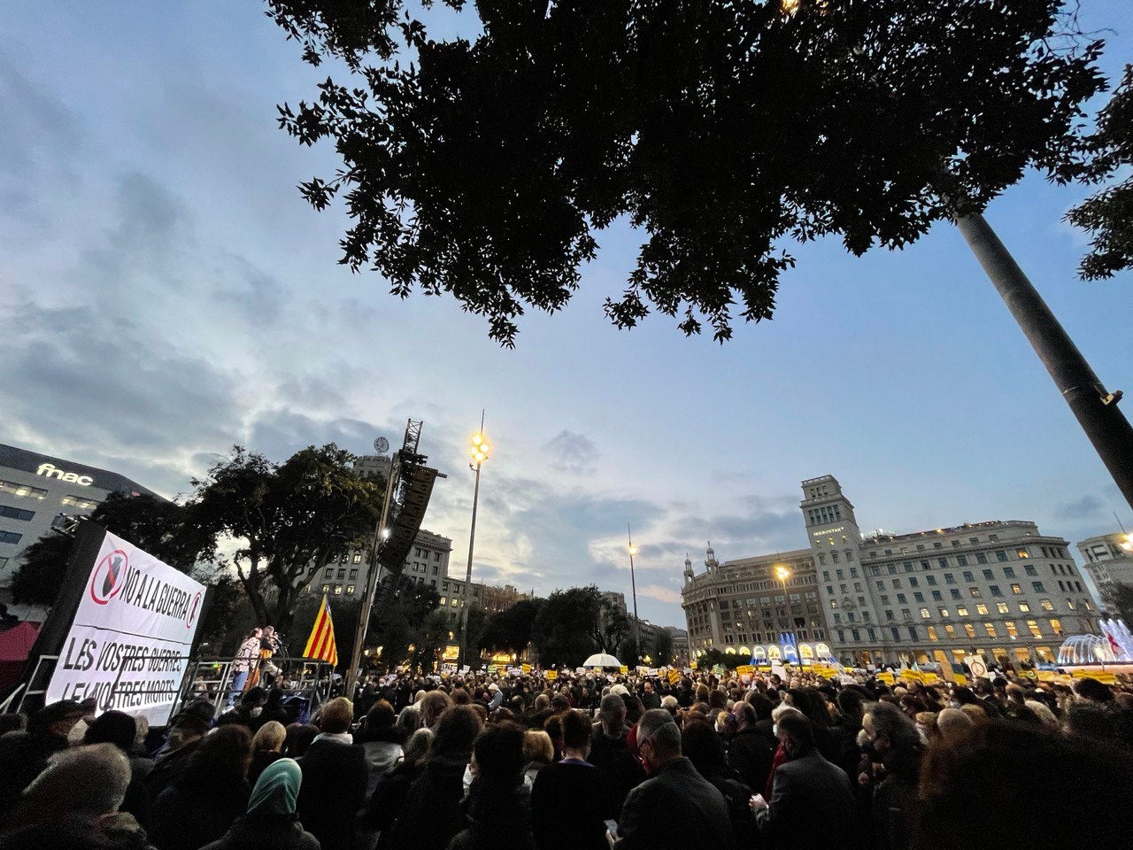 Els manifestants congregats per Aturem la Guerra a plaça Catalunya contra la invasió d'Ucraïna / QS