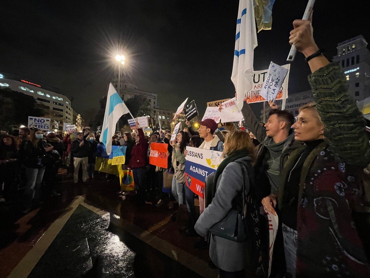 Manifestants russos contra la invasió d'Ucraïna, en la concentració d'Aturem la Guerra a Barcelona / QS